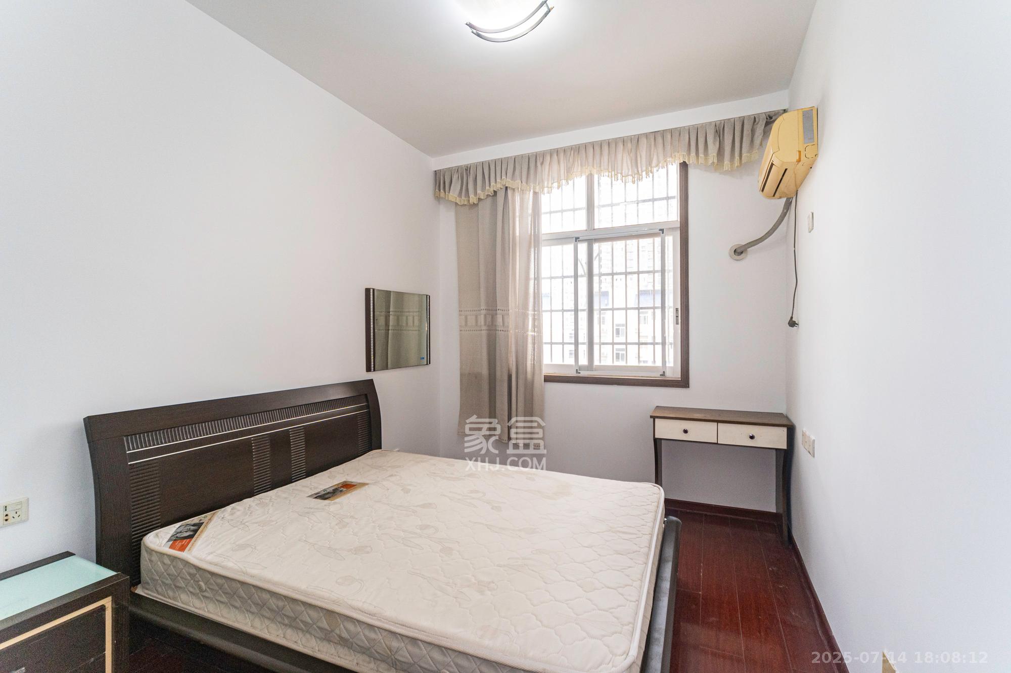 山水人家一二期 3室2厅2卫 82.0万 山水人家一二期 3室2厅2卫 82.0万卧室