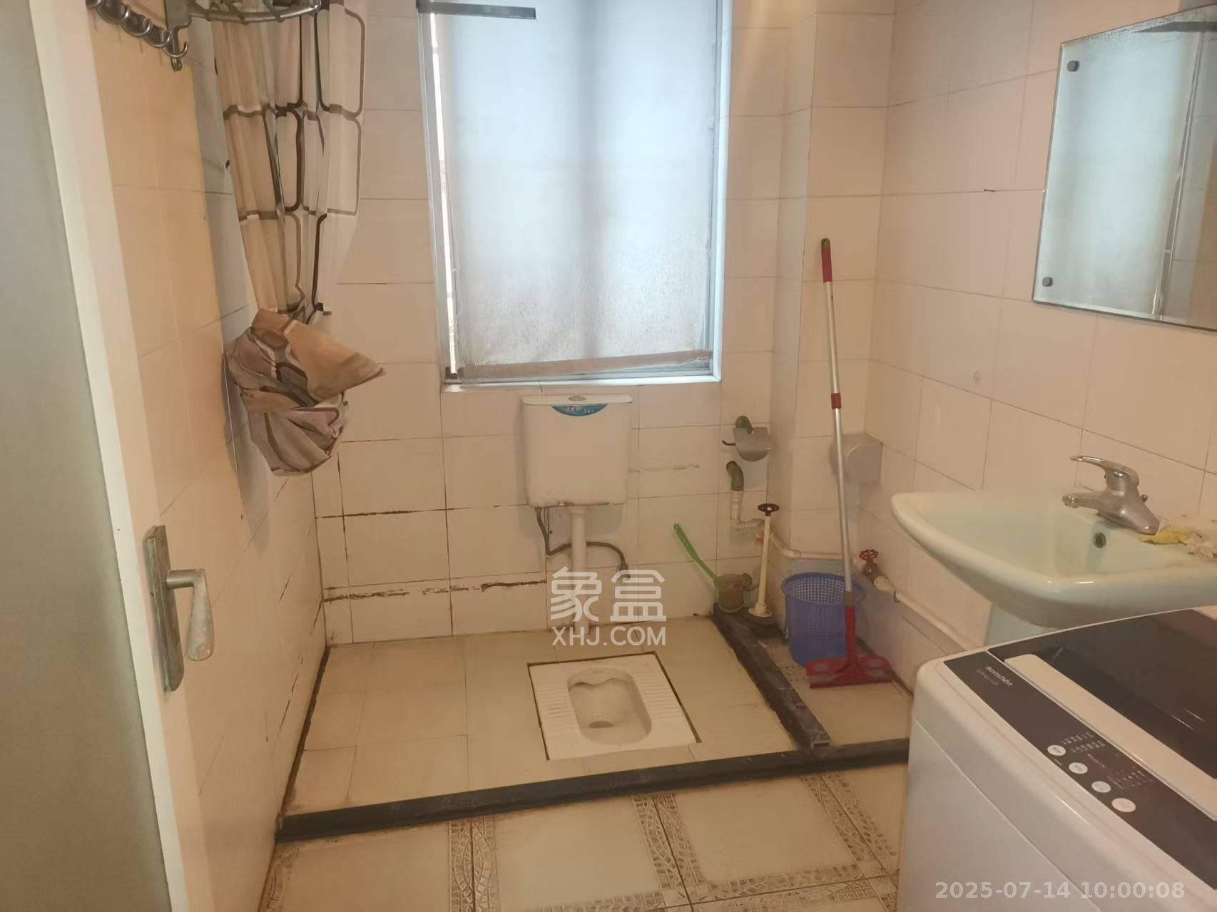 翡翠林居  3室2厅2卫   2000.00元/月室内图