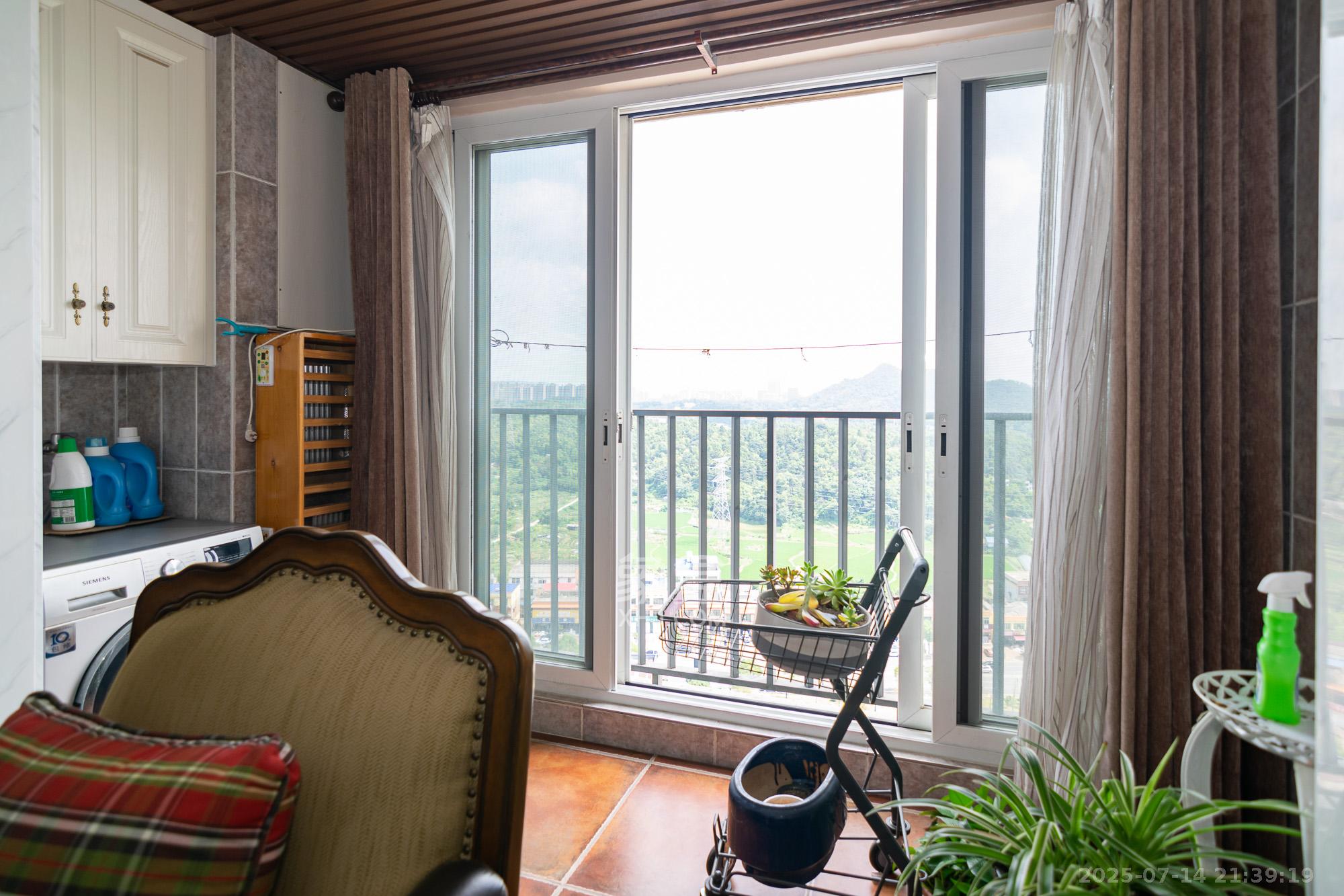 中粮自然天城 3室2厅1卫 68.0万 中粮自然天城 3室2厅1卫 68.0万阳台