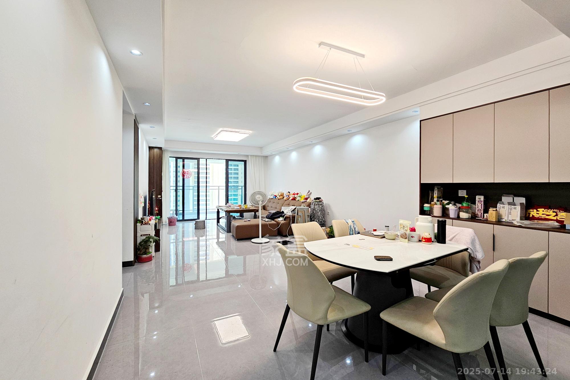 长房东旭国际  4室2厅2卫    142.0万 长房东旭国际  4室2厅2卫    142.0万客厅