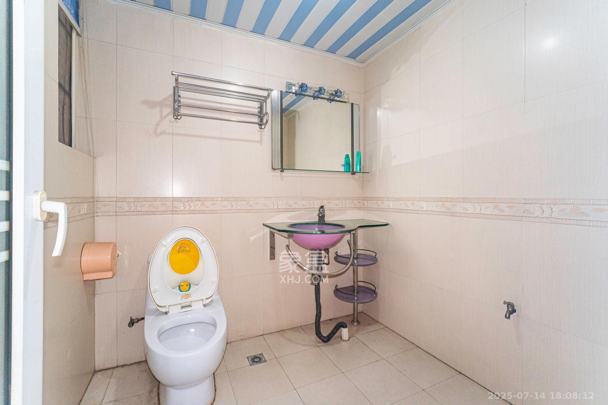 山水人家一二期 3室2厅2卫 82.0万 山水人家一二期 3室2厅2卫 82.0万卫生间