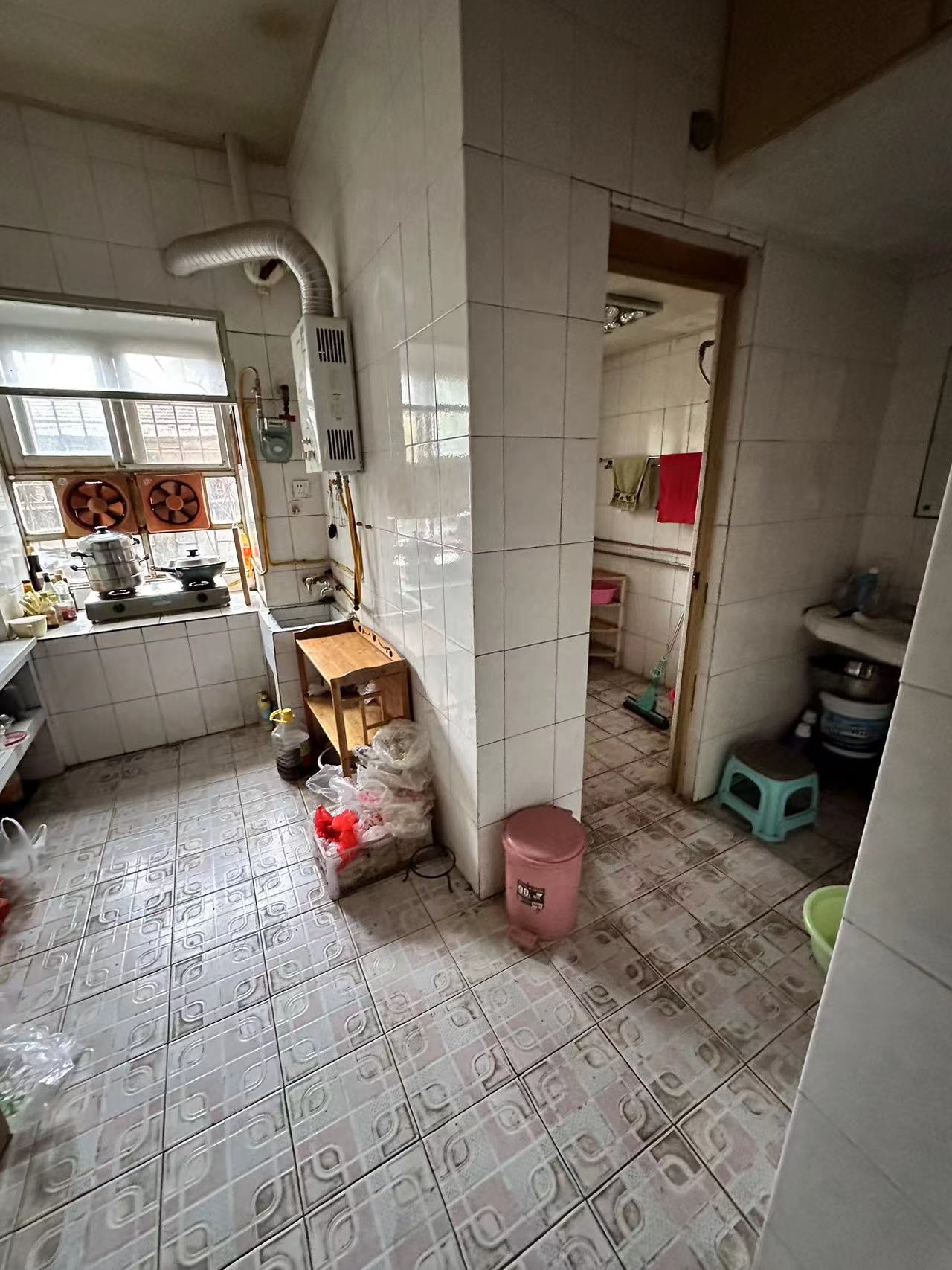 煤气公司家属楼  3室1厅1卫    1380.0元/月