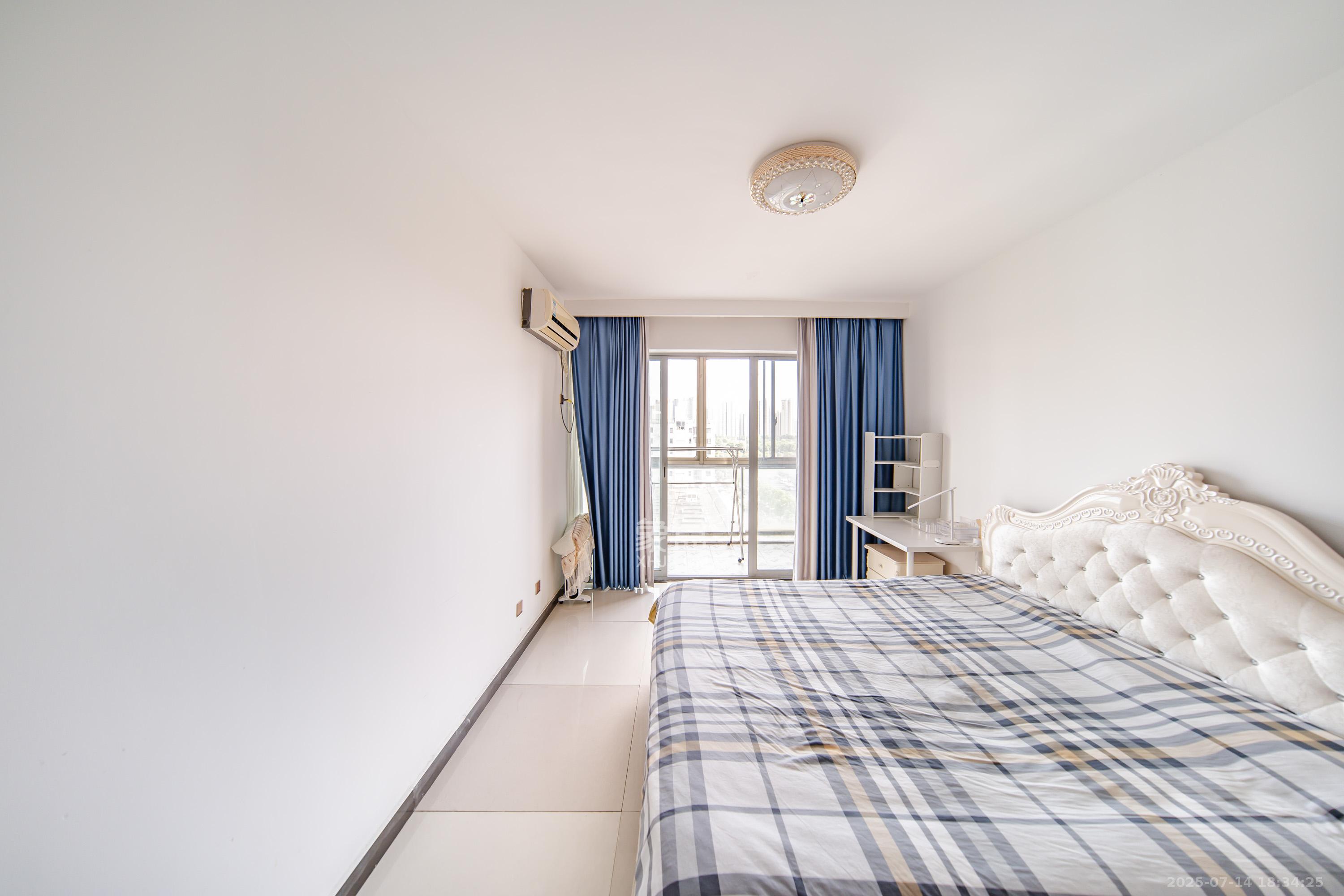 阳光100二期 2室2厅1卫 88.0万 阳光100二期 2室2厅1卫 88.0万卧室