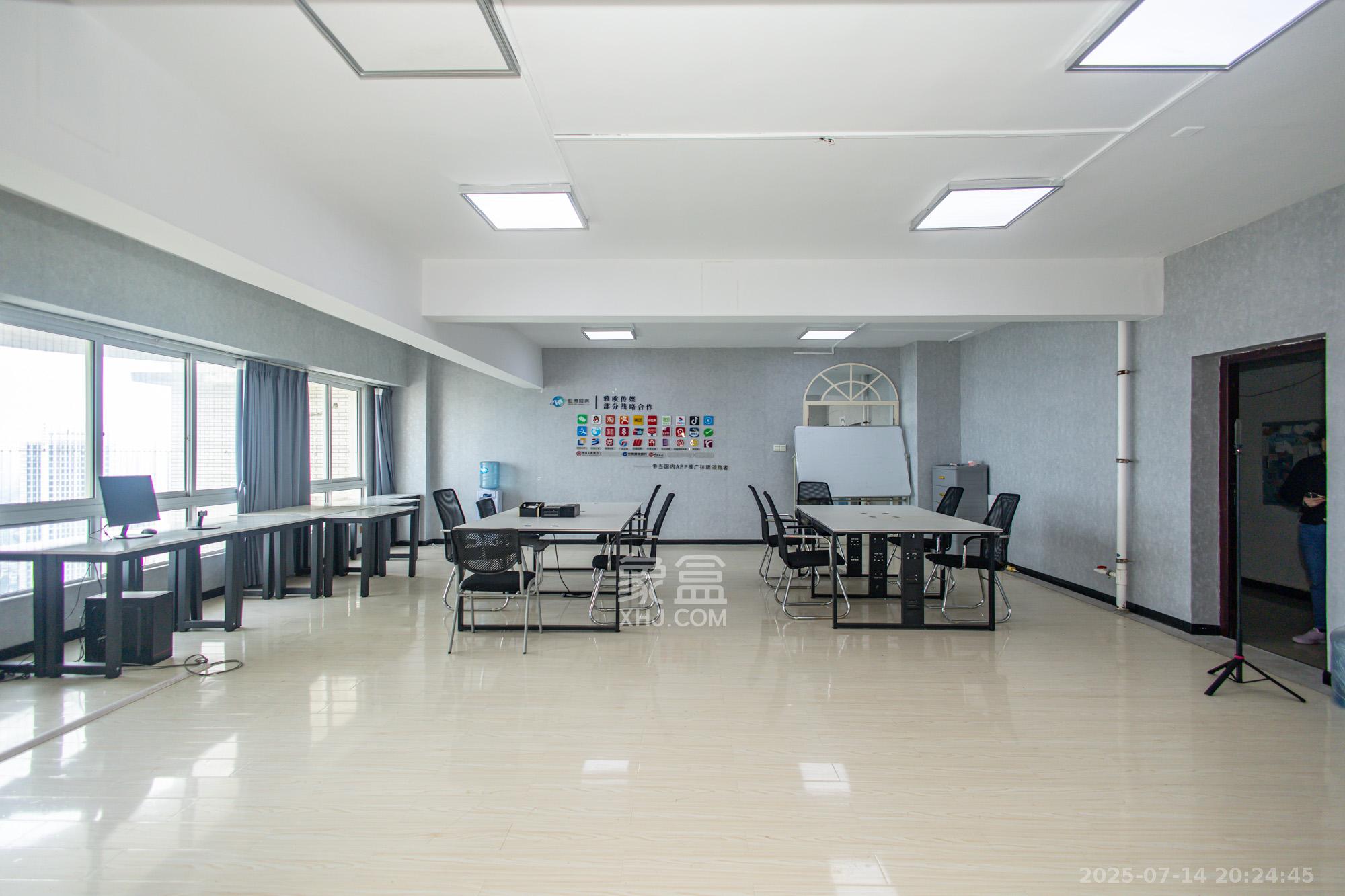 楚天家园  1室1厅1卫    59.0万客厅