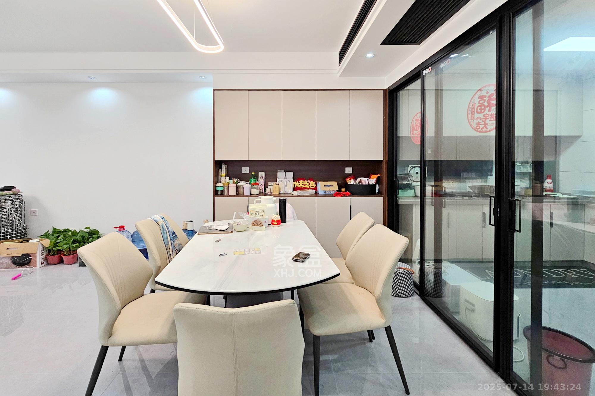 长房东旭国际  4室2厅2卫    142.0万 长房东旭国际  4室2厅2卫    142.0万客厅