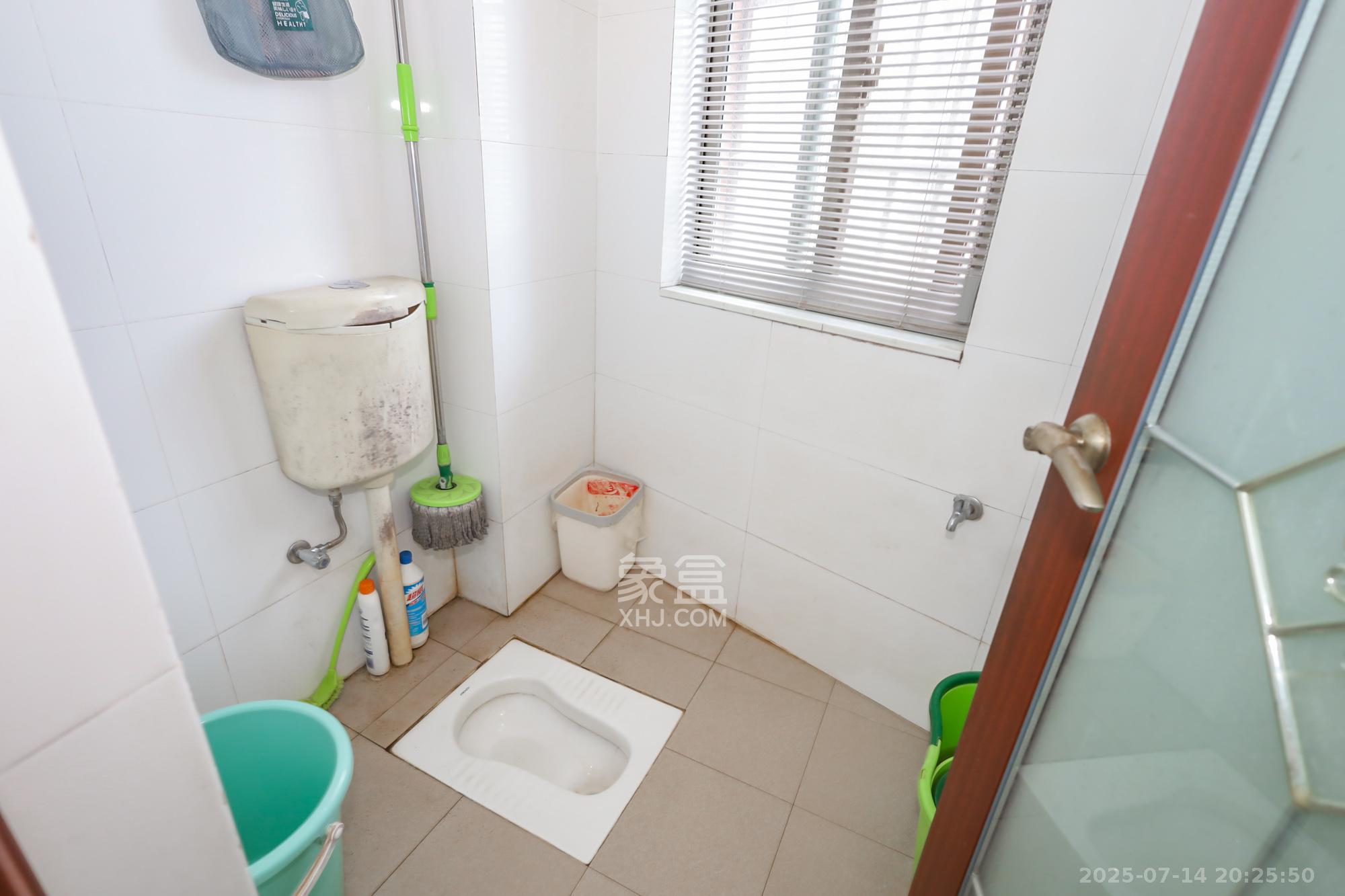 西岸润泽府 5室2厅2卫 189.0万 西岸润泽府 5室2厅2卫 189.0万卫生间