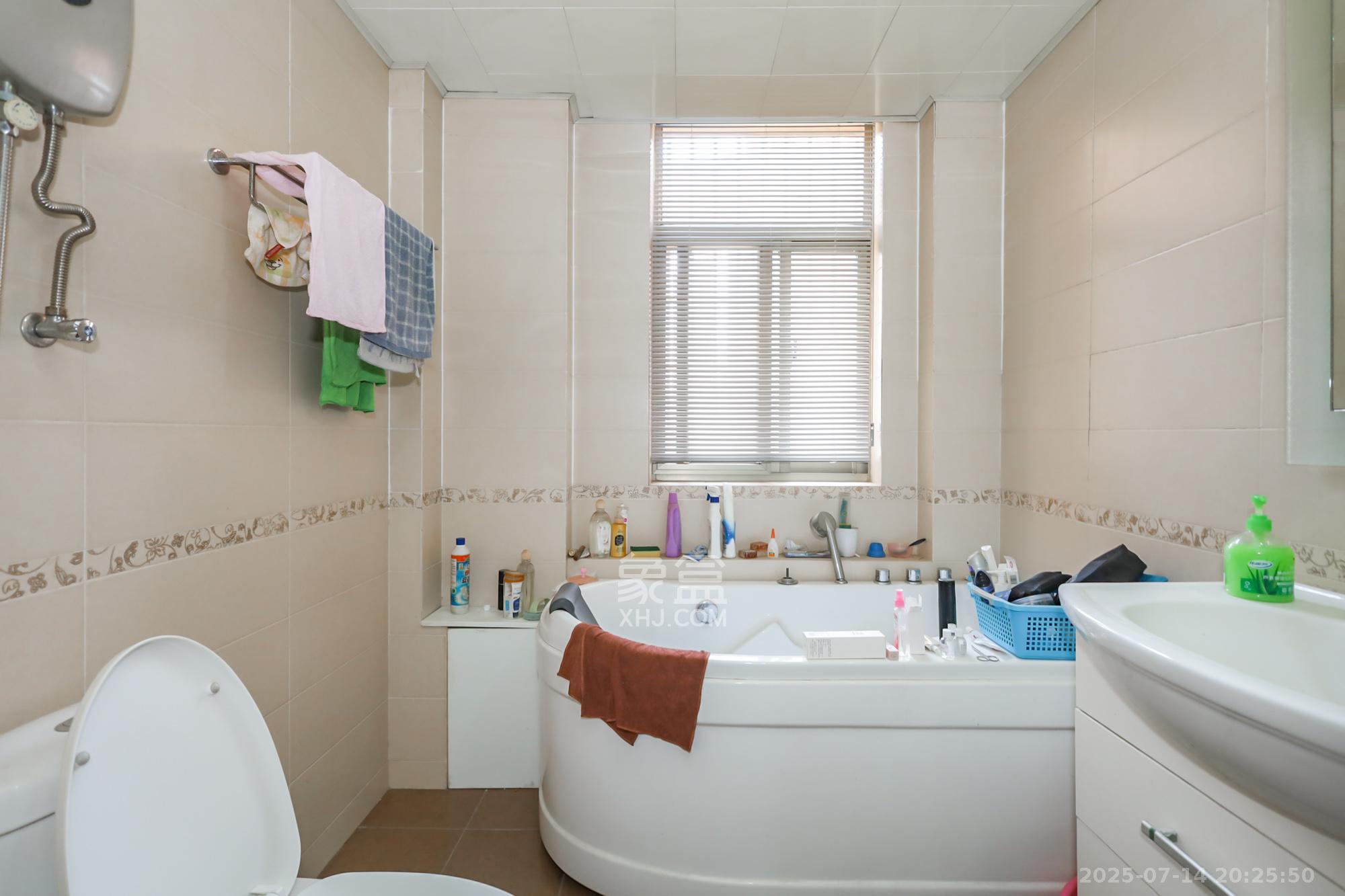 西岸润泽府 5室2厅2卫 189.0万 西岸润泽府 5室2厅2卫 189.0万卫生间