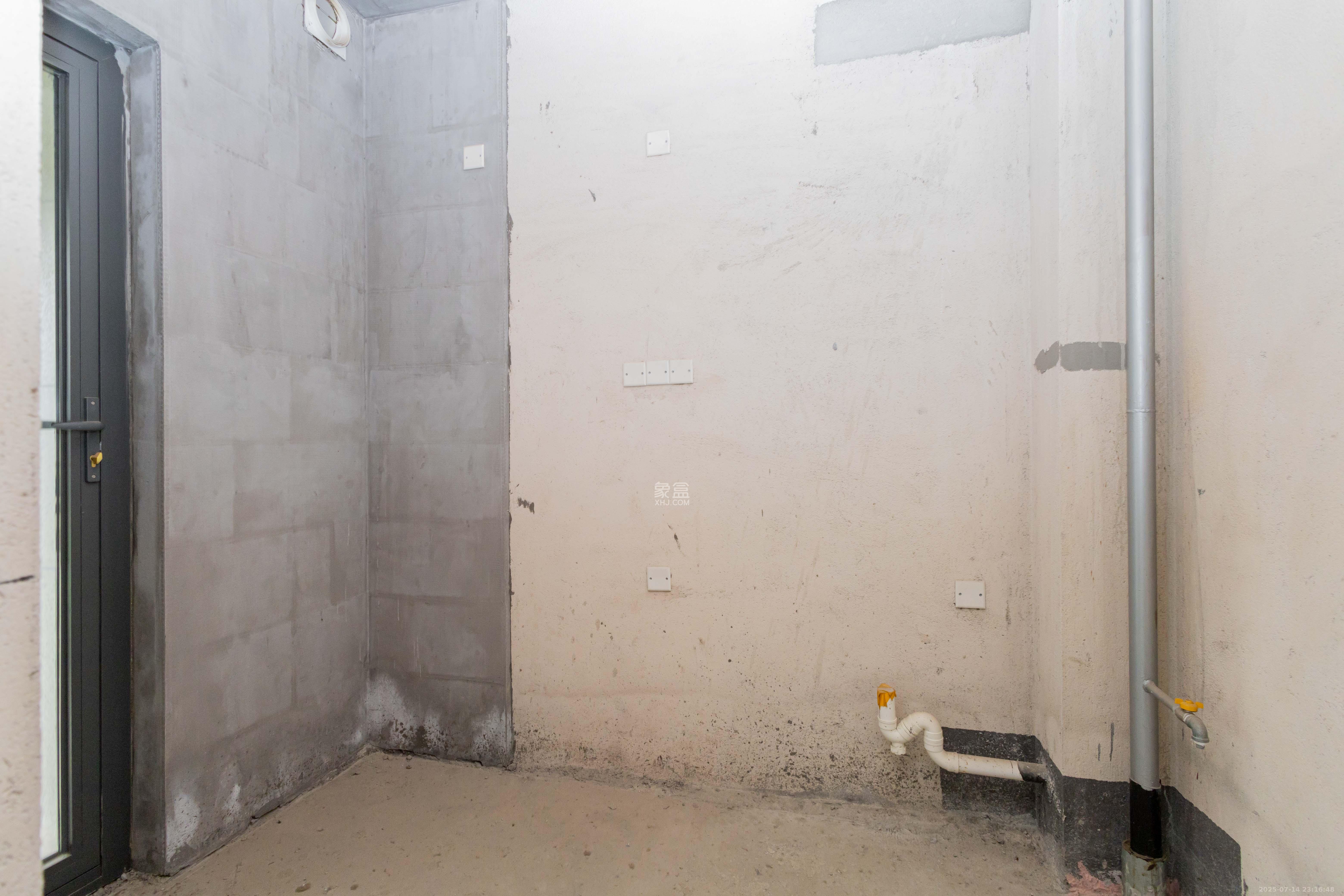 恒大江湾  3室2厅1卫    68.0万 恒大江湾  3室2厅1卫    68.0万厨房