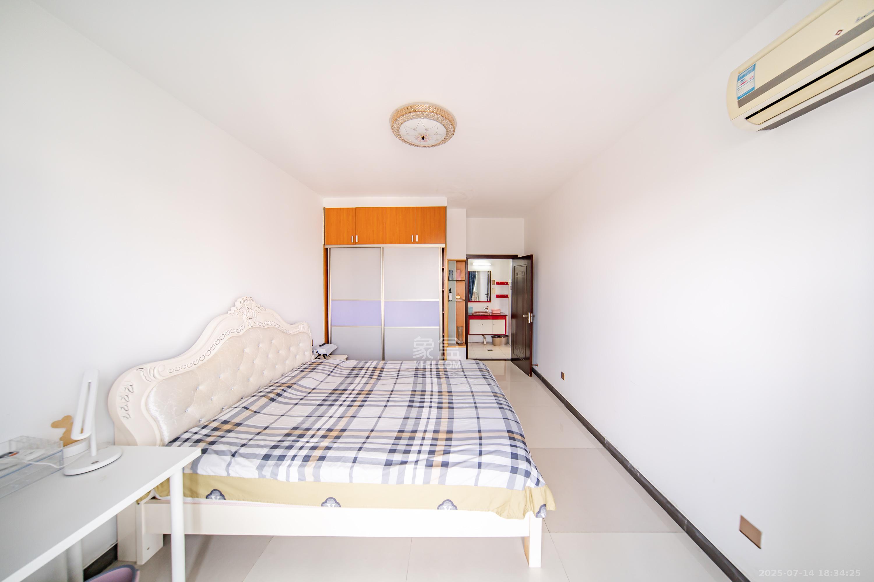 阳光100二期 2室2厅1卫 88.0万 阳光100二期 2室2厅1卫 88.0万卧室