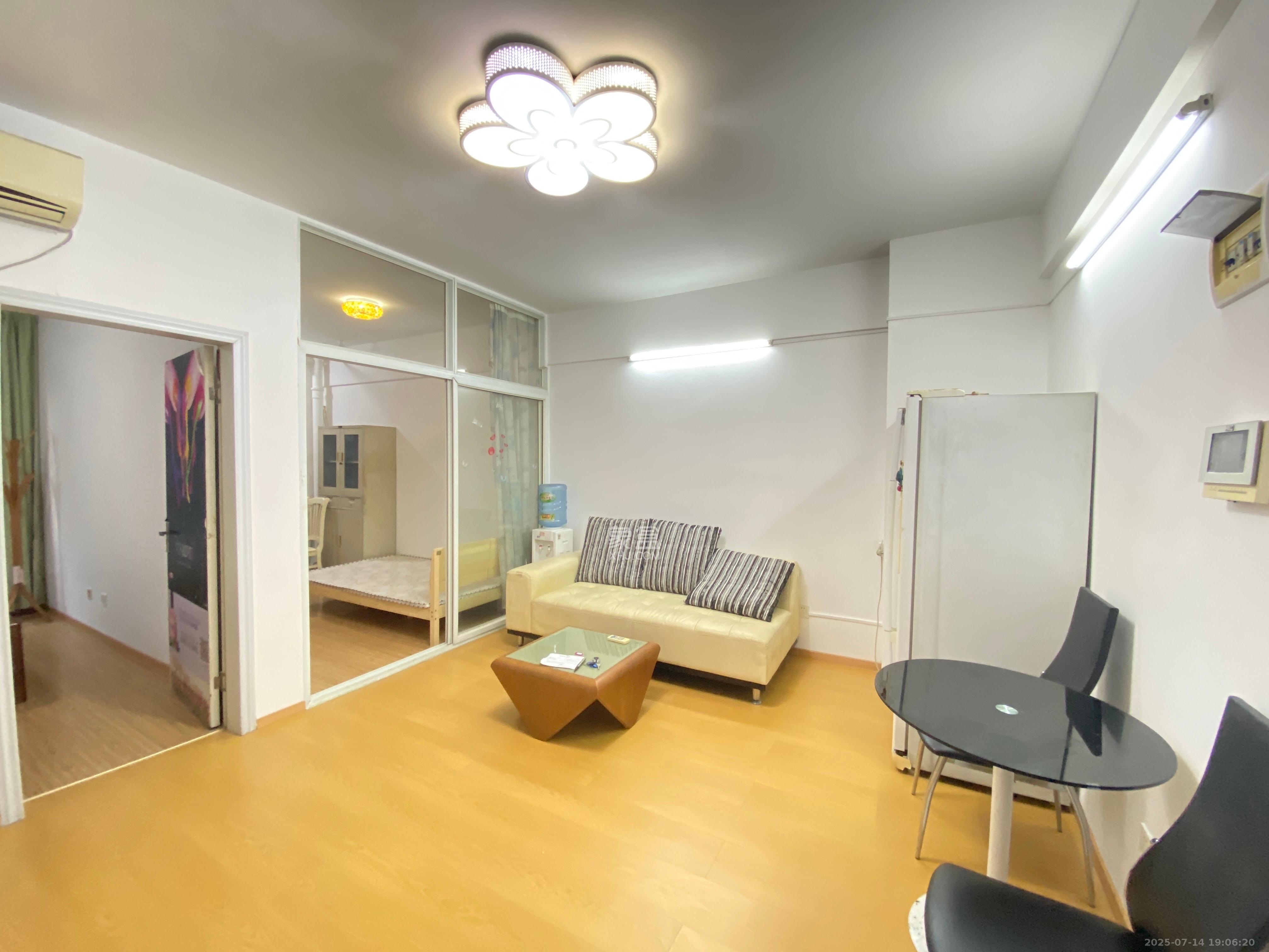 建鸿达华都(华都小户型及大华写字楼) 2室1厅0卫 2500.0元/月 建鸿达华都(华都小户型及大华写字楼) 2室1厅0卫 2500.0元/月室内图