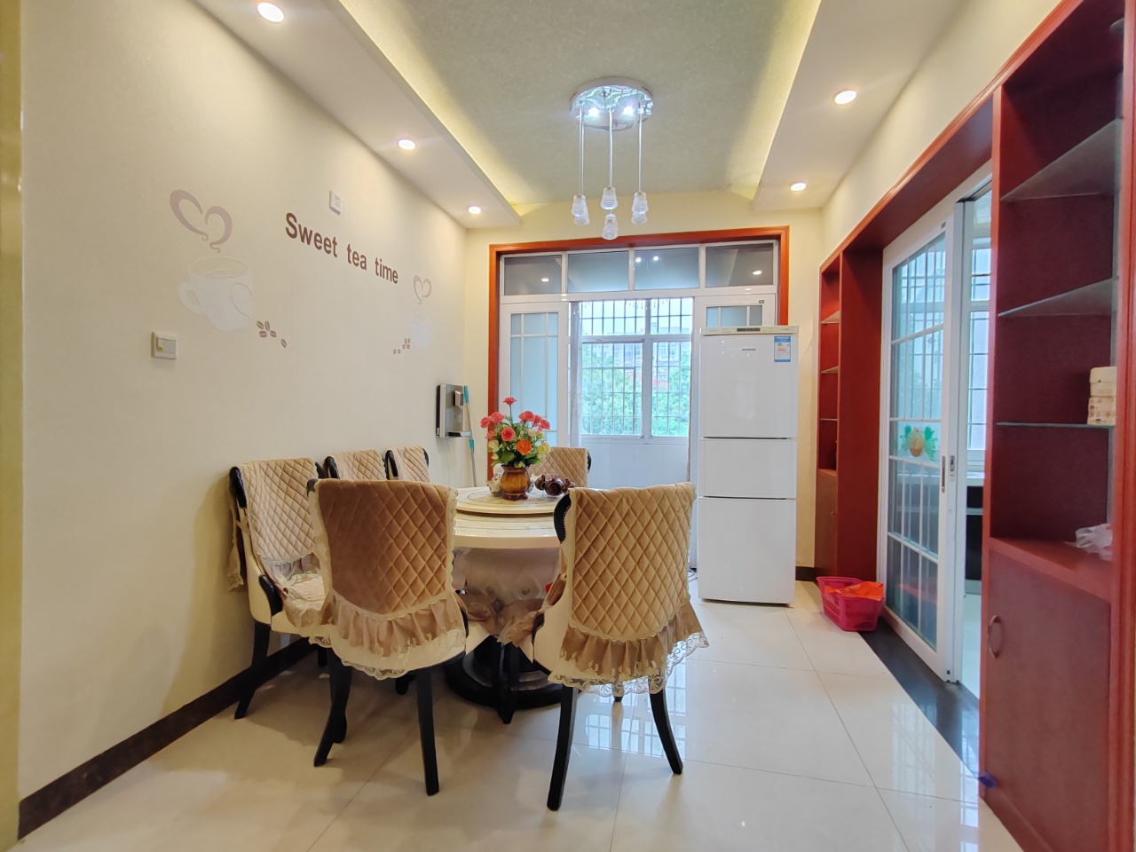 铂金玫瑰园  4室2厅2卫    62.8万 铂金玫瑰园  4室2厅2卫    62.8万客厅