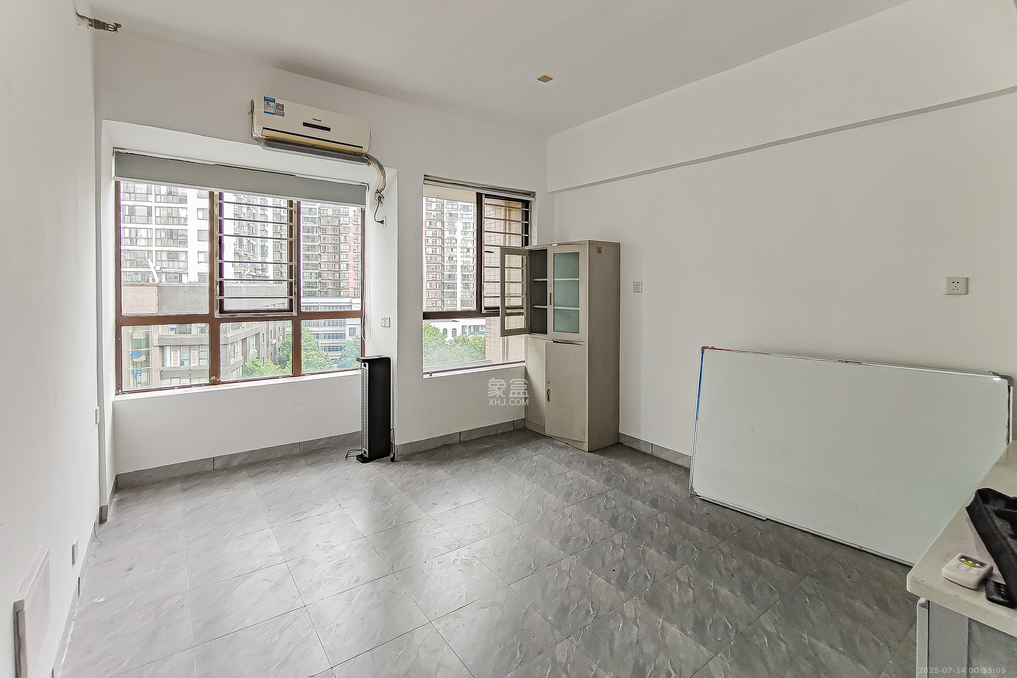 雅第大厦  1室0厅1卫    28.8万 雅第大厦  1室0厅1卫    28.8万客厅