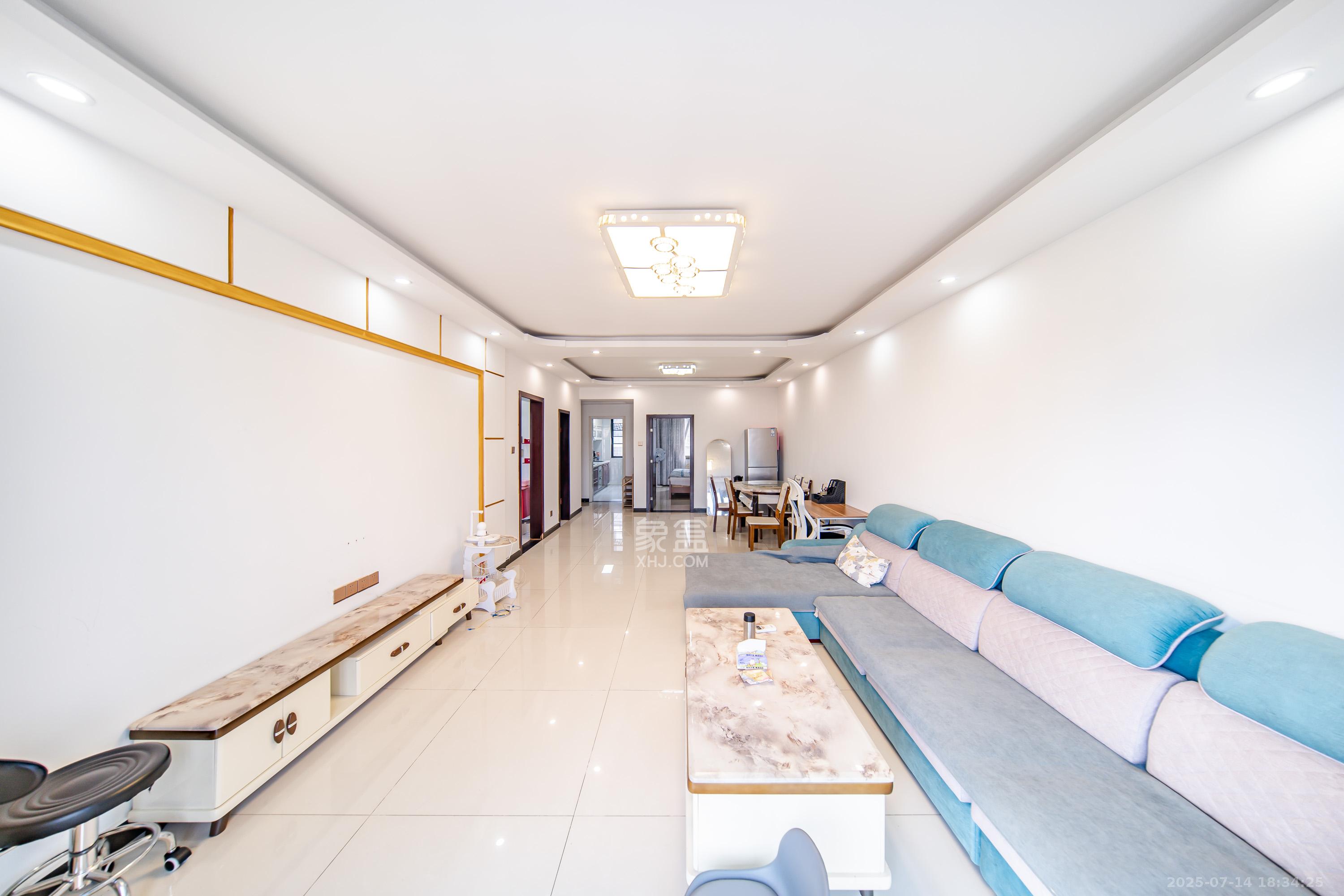 阳光100二期 2室2厅1卫 88.0万 阳光100二期 2室2厅1卫 88.0万客厅