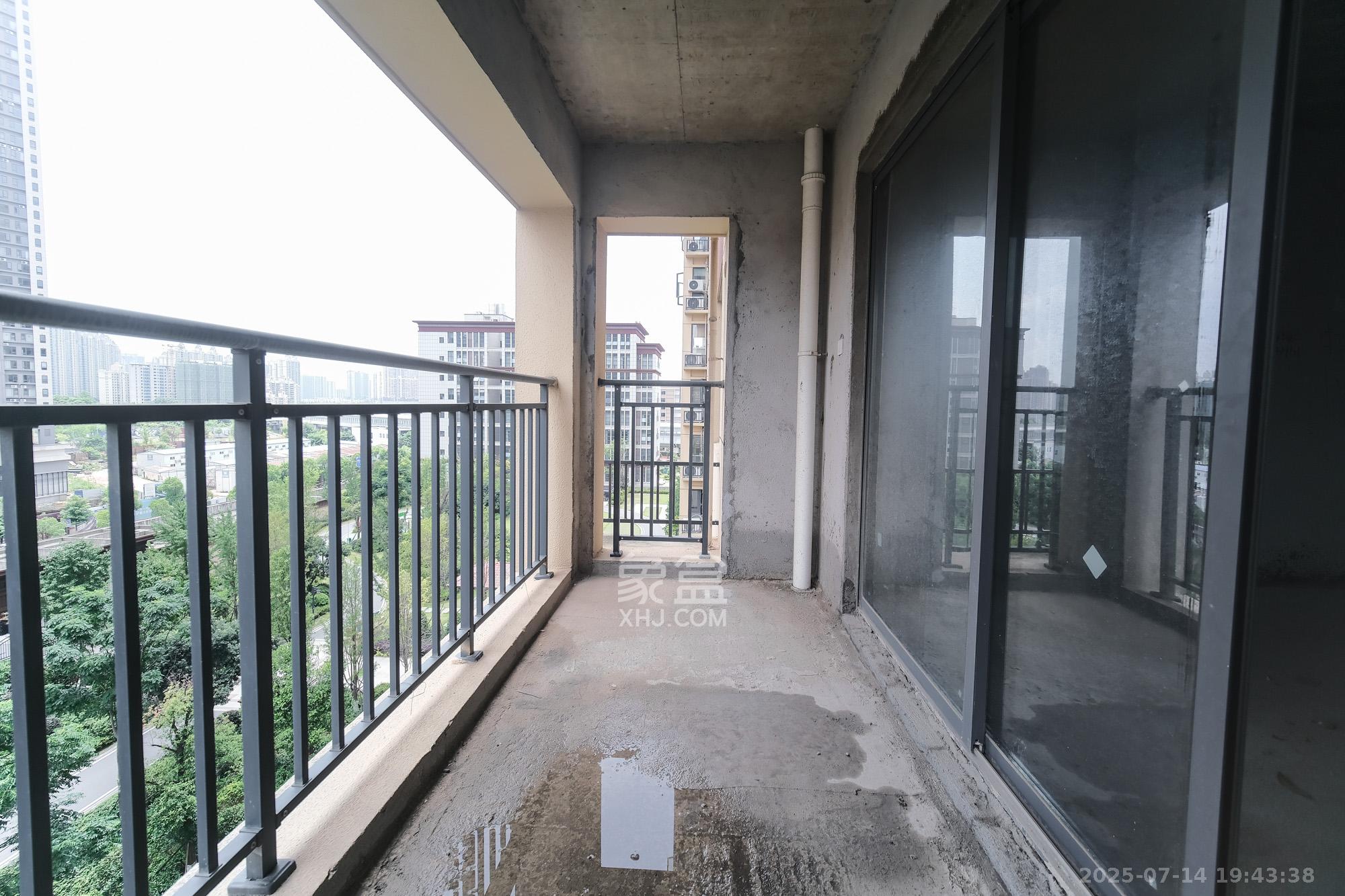 佳俊万家府  3室2厅2卫   94.90万阳台