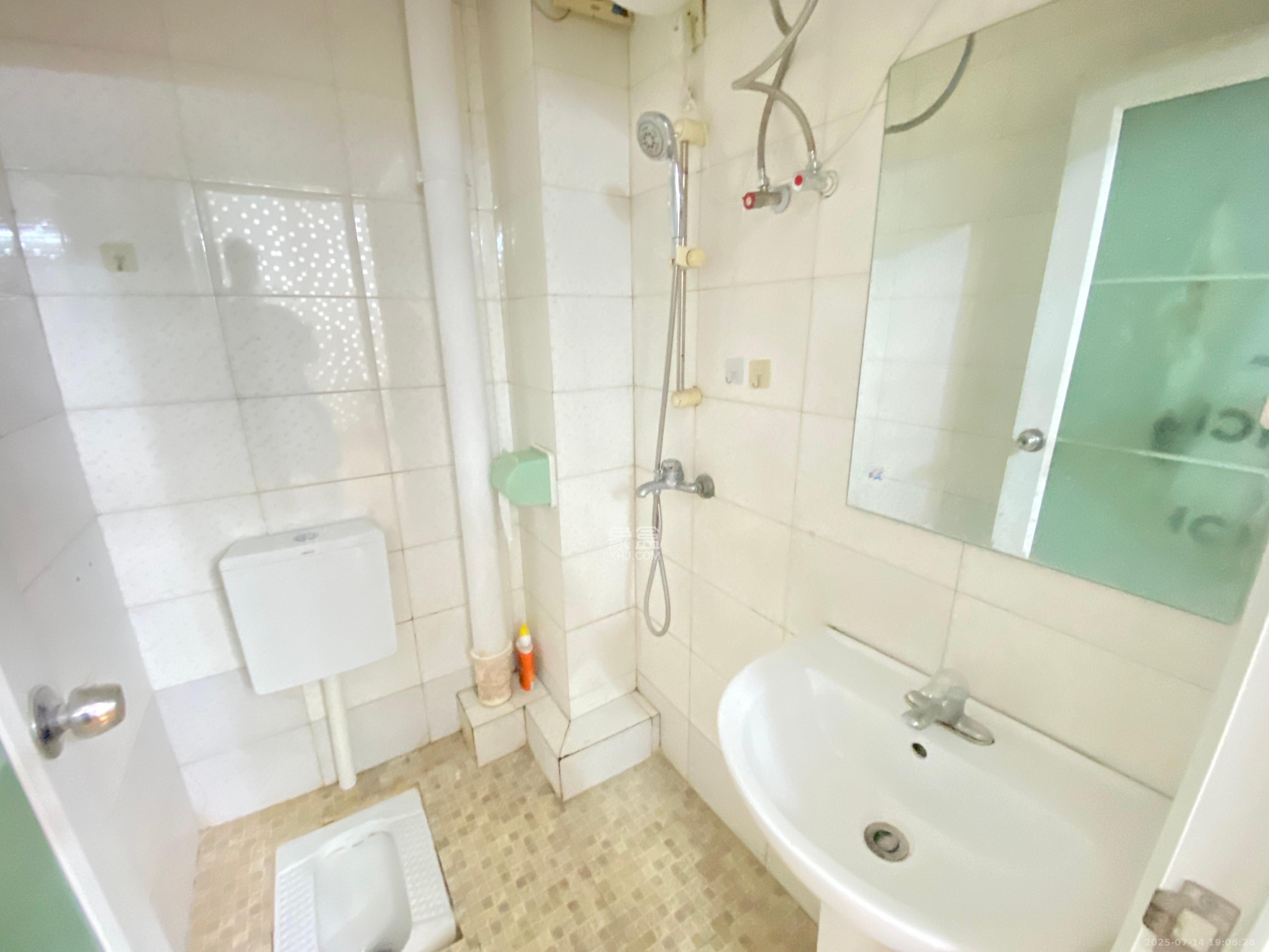 建鸿达华都(华都小户型及大华写字楼) 2室1厅0卫 2500.0元/月 建鸿达华都(华都小户型及大华写字楼) 2室1厅0卫 2500.0元/月室内图