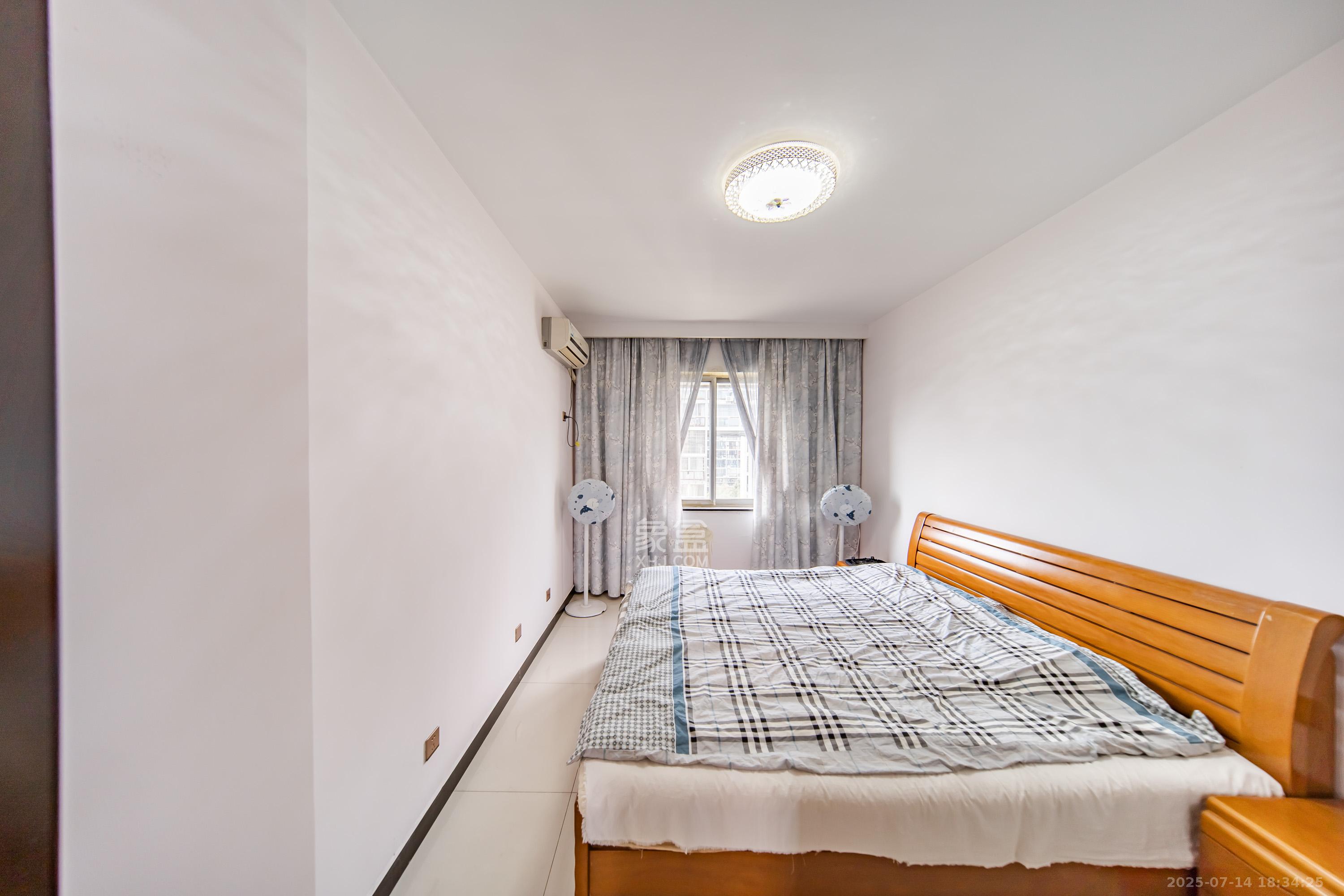 阳光100二期 2室2厅1卫 88.0万 阳光100二期 2室2厅1卫 88.0万卧室