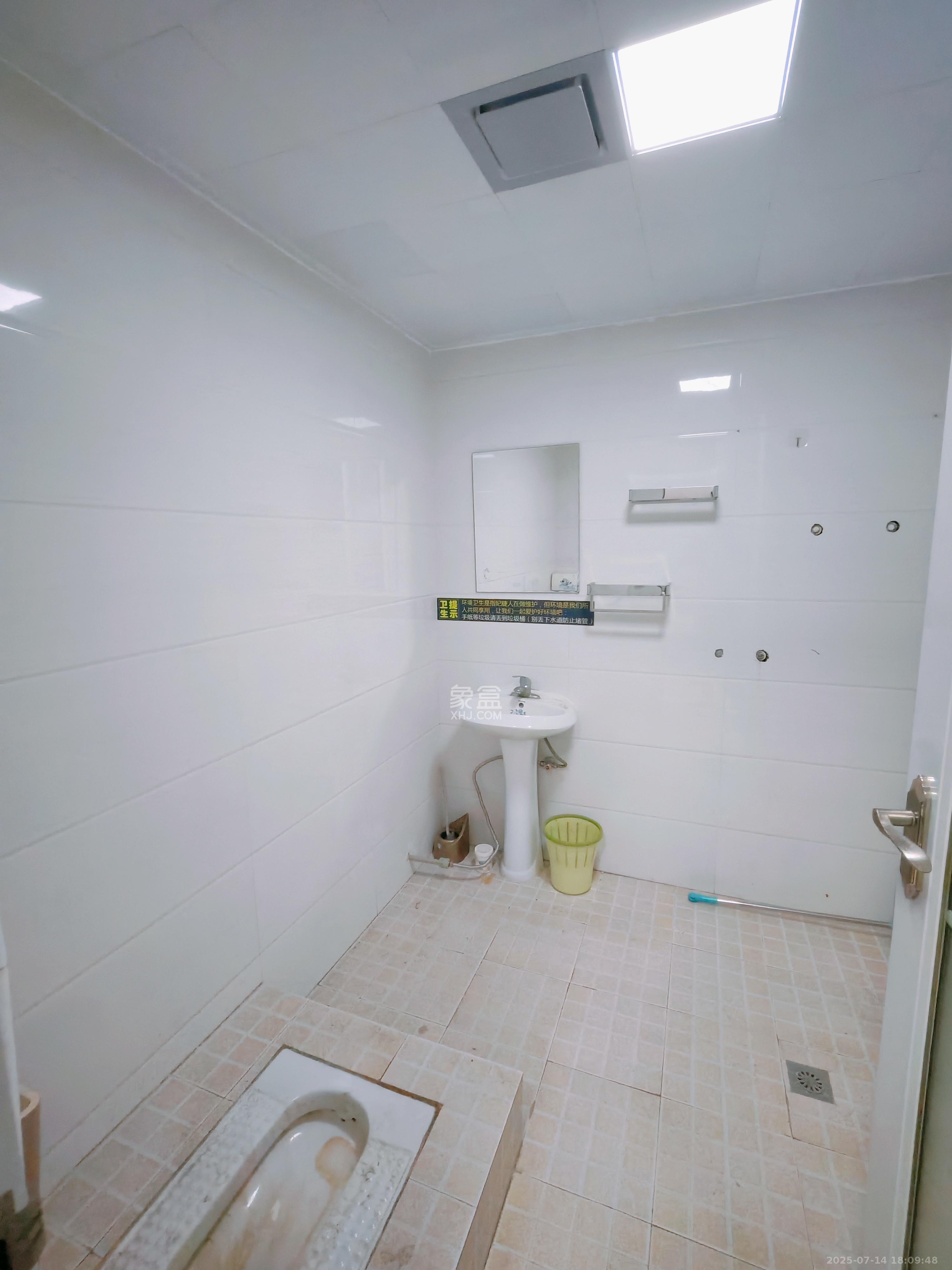 奥克斯广场  1室0厅1卫    1800.0元/月 奥克斯广场  1室0厅1卫    1800.0元/月室内图