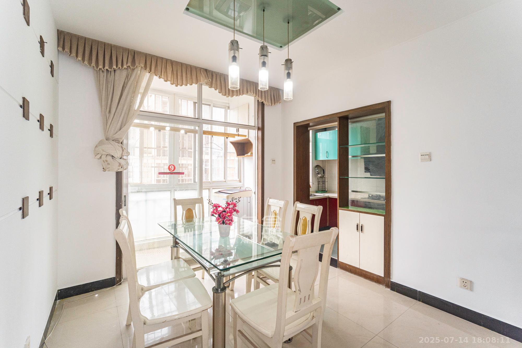 山水人家一二期 3室2厅2卫 82.0万 山水人家一二期 3室2厅2卫 82.0万客厅