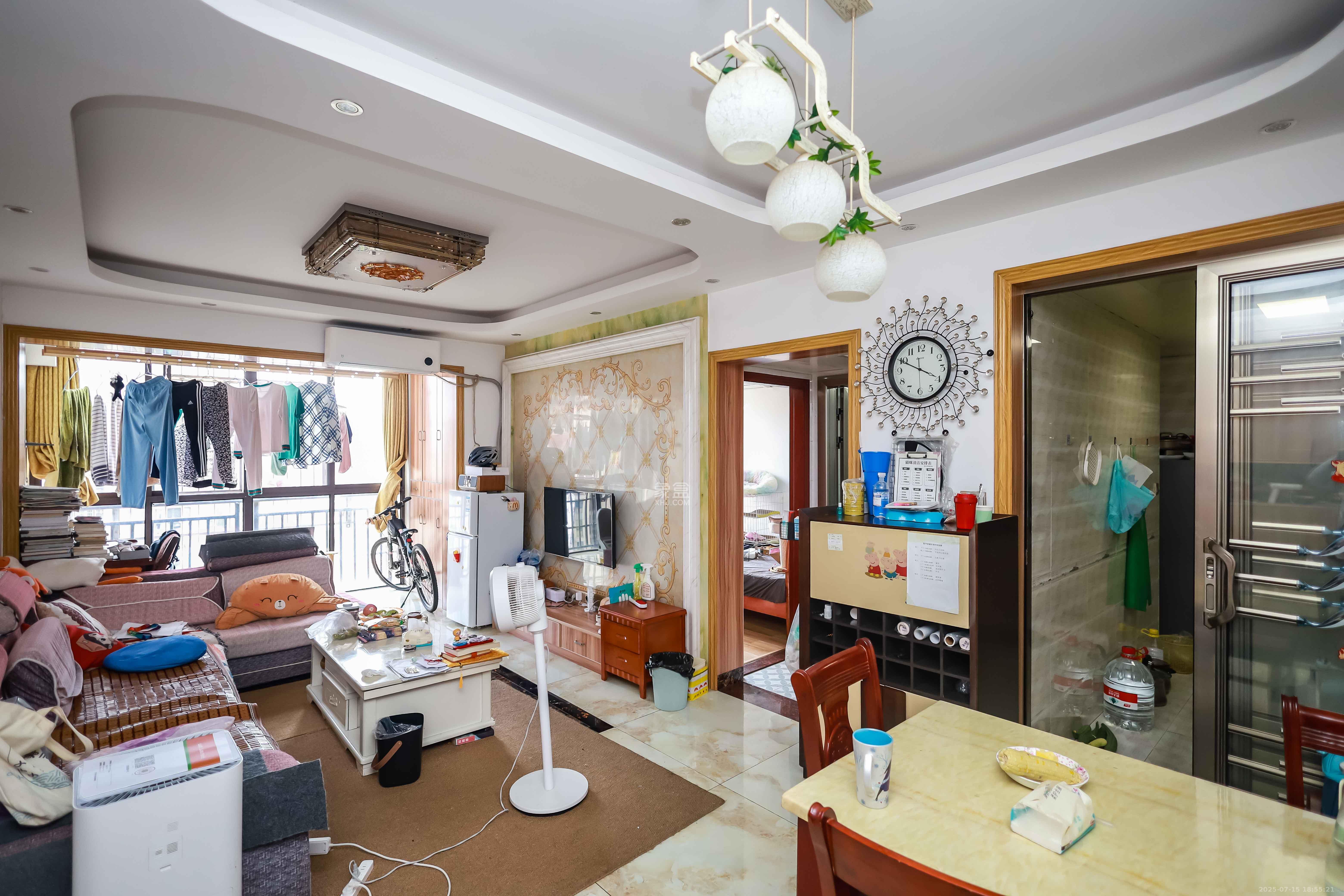 卓越蔚蓝海岸三期  3室2厅1卫    72.8万客厅