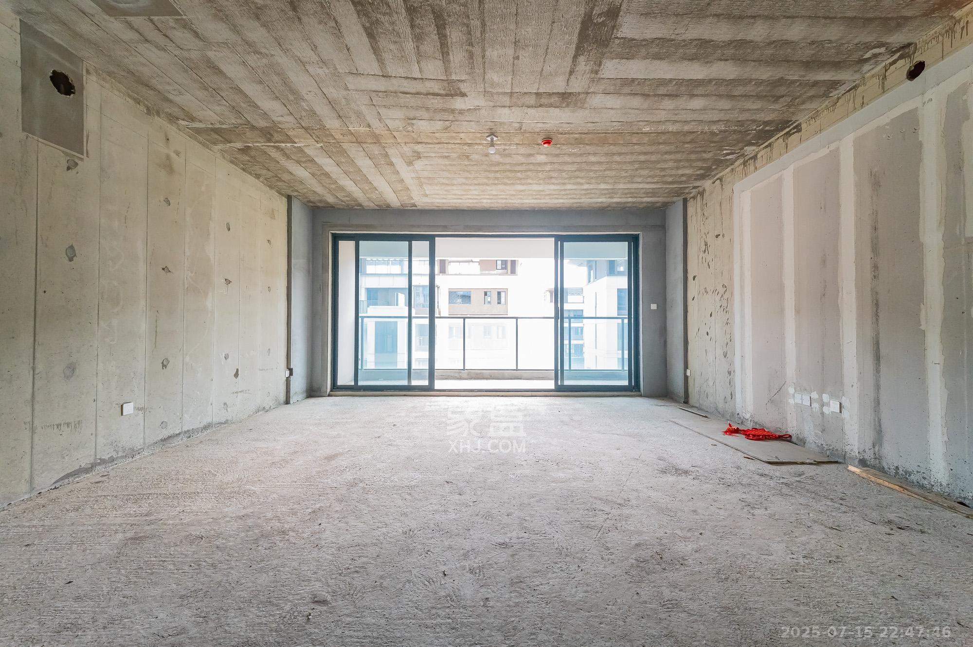 三一云谷  4室2厅3卫    240.0万 三一云谷  4室2厅3卫    240.0万客厅