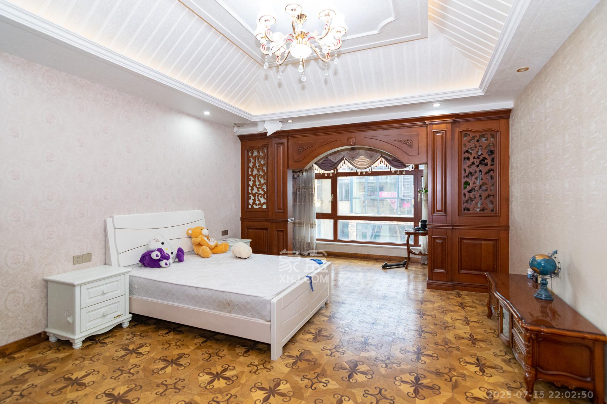 中新森林海  8室2厅3卫    220.0万卧室