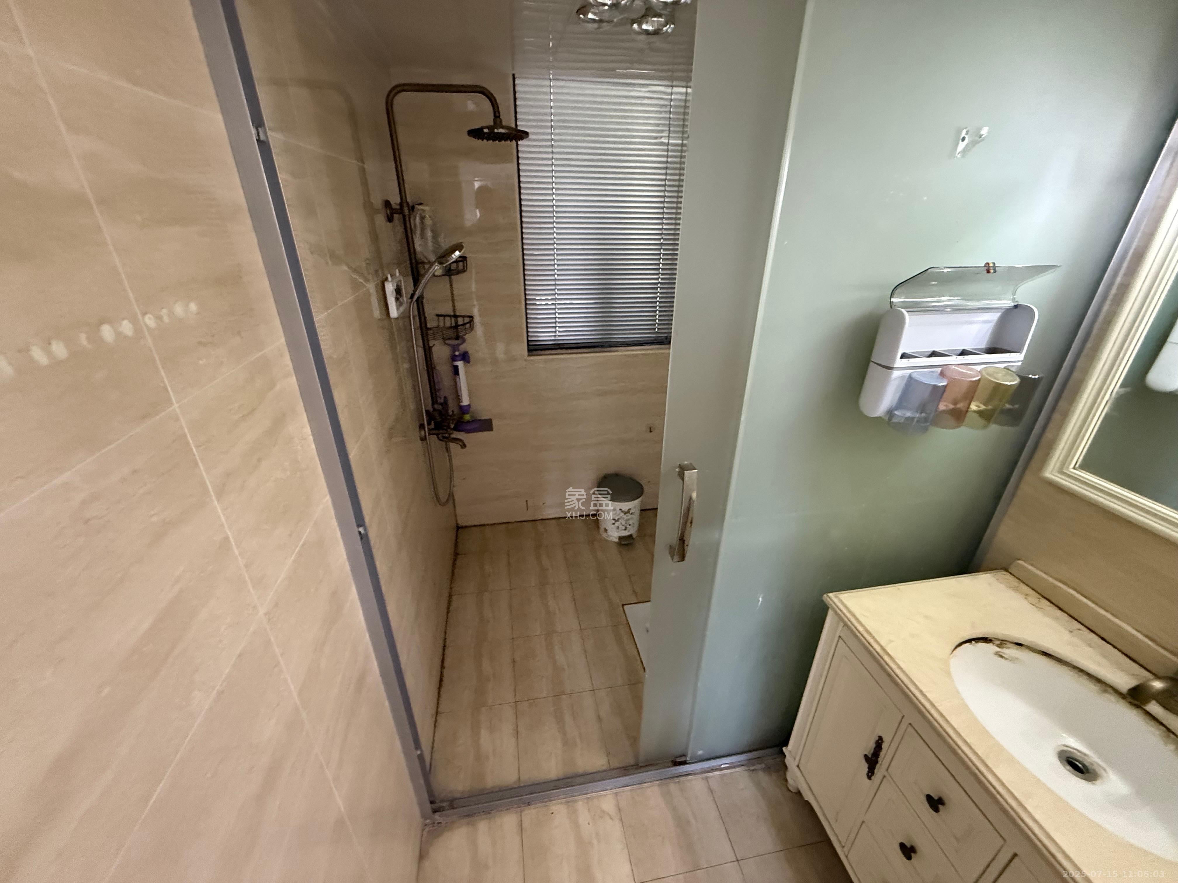 名家翡翠花园  3室2厅2卫    2500.0元/月 名家翡翠花园  3室2厅2卫    2500.0元/月室内图