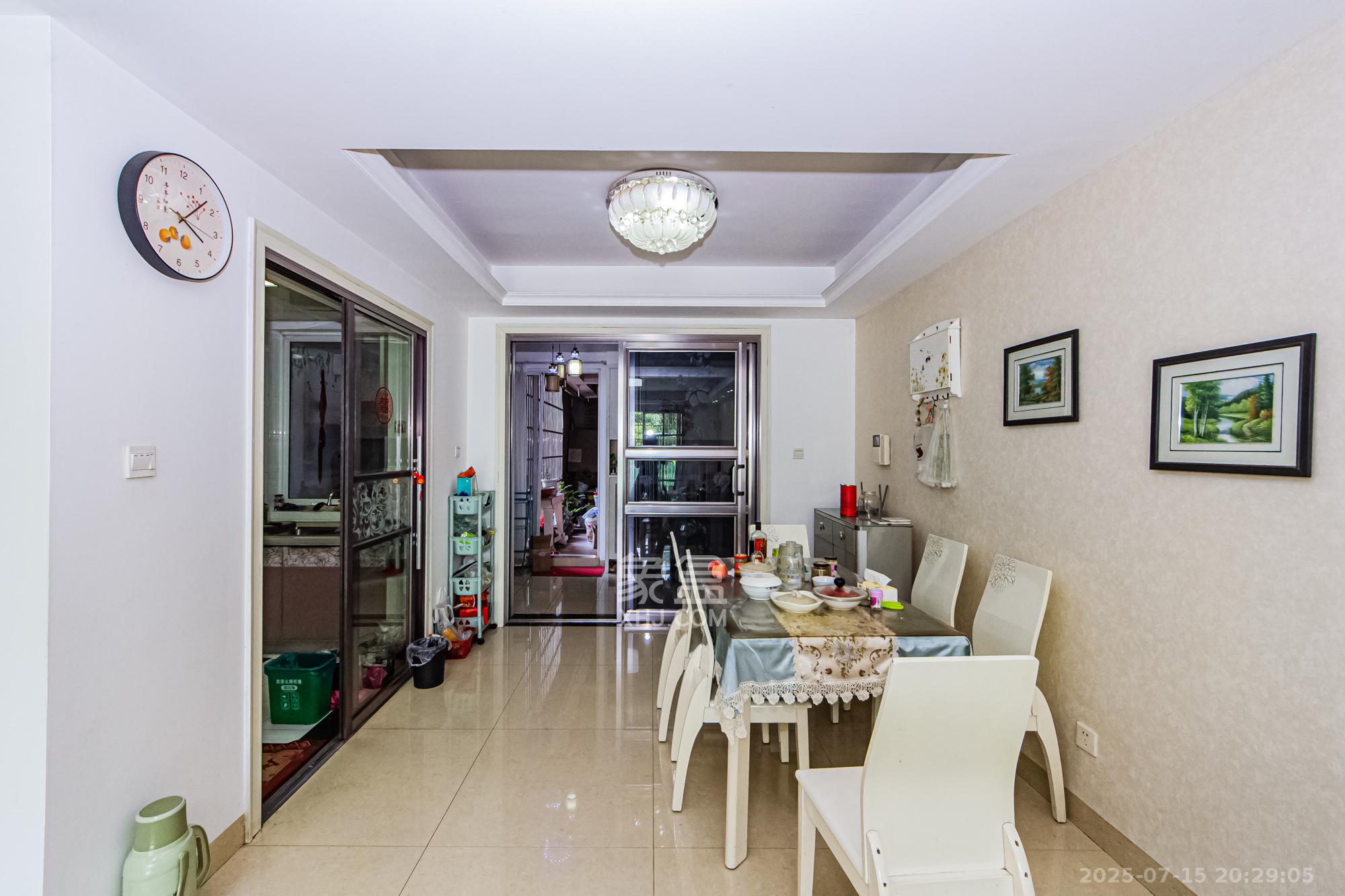 江临天下 4室2厅2卫 118.0万 江临天下 4室2厅2卫 118.0万客厅