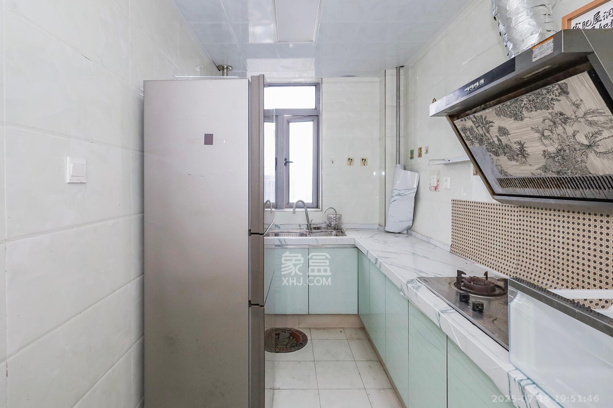 八方小区C区  3室2厅2卫    350.0万厨房