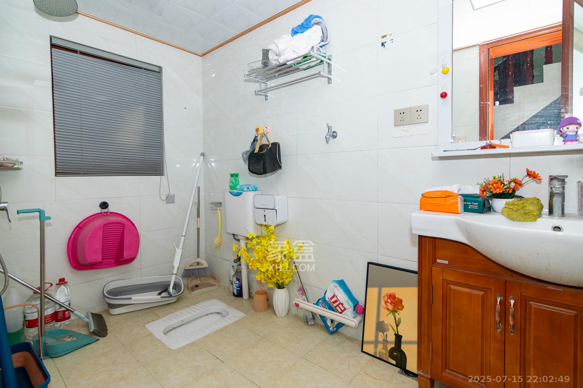 中新森林海  8室2厅3卫    220.0万卫生间