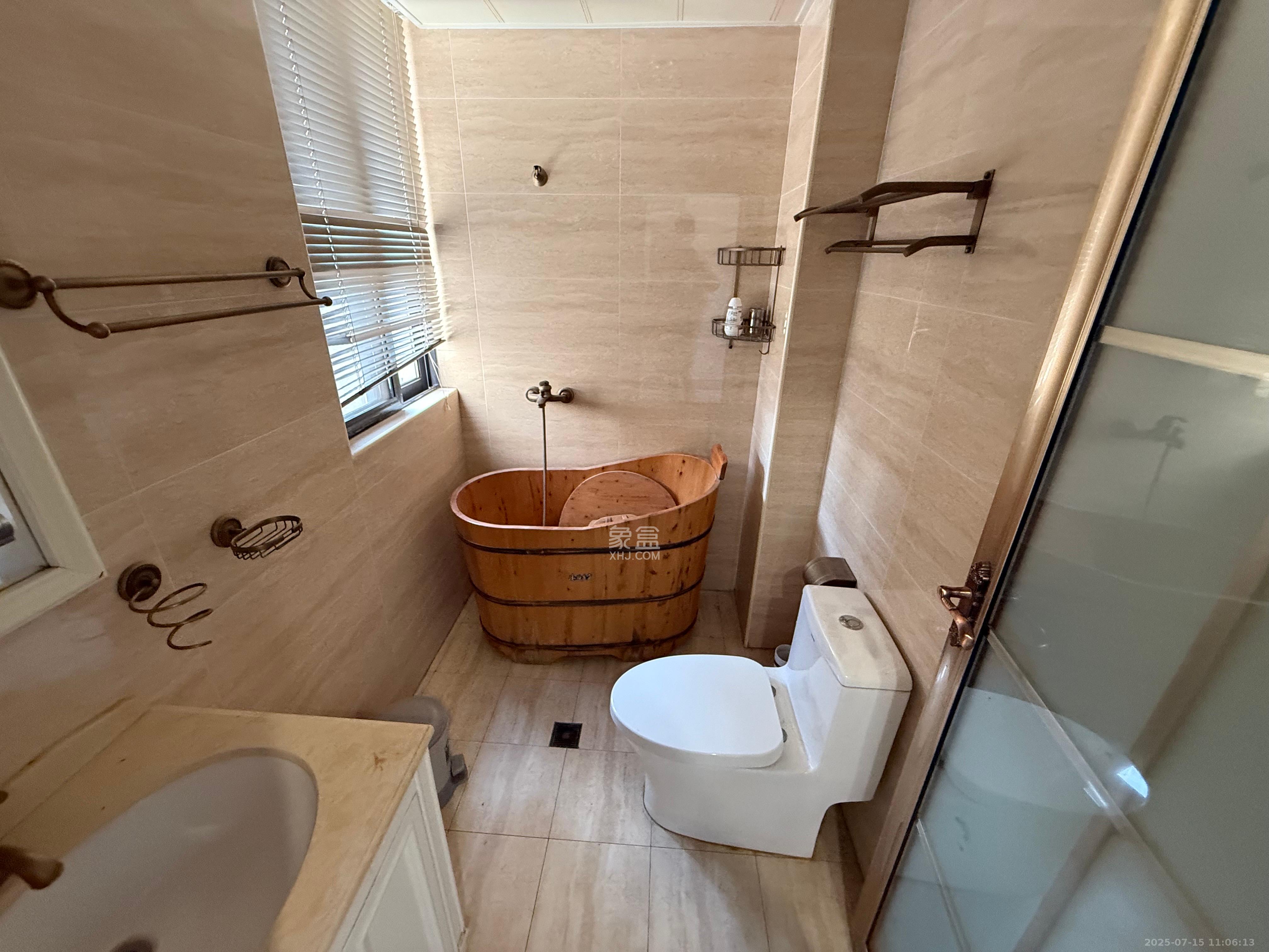 名家翡翠花园  3室2厅2卫    2500.0元/月 名家翡翠花园  3室2厅2卫    2500.0元/月室内图