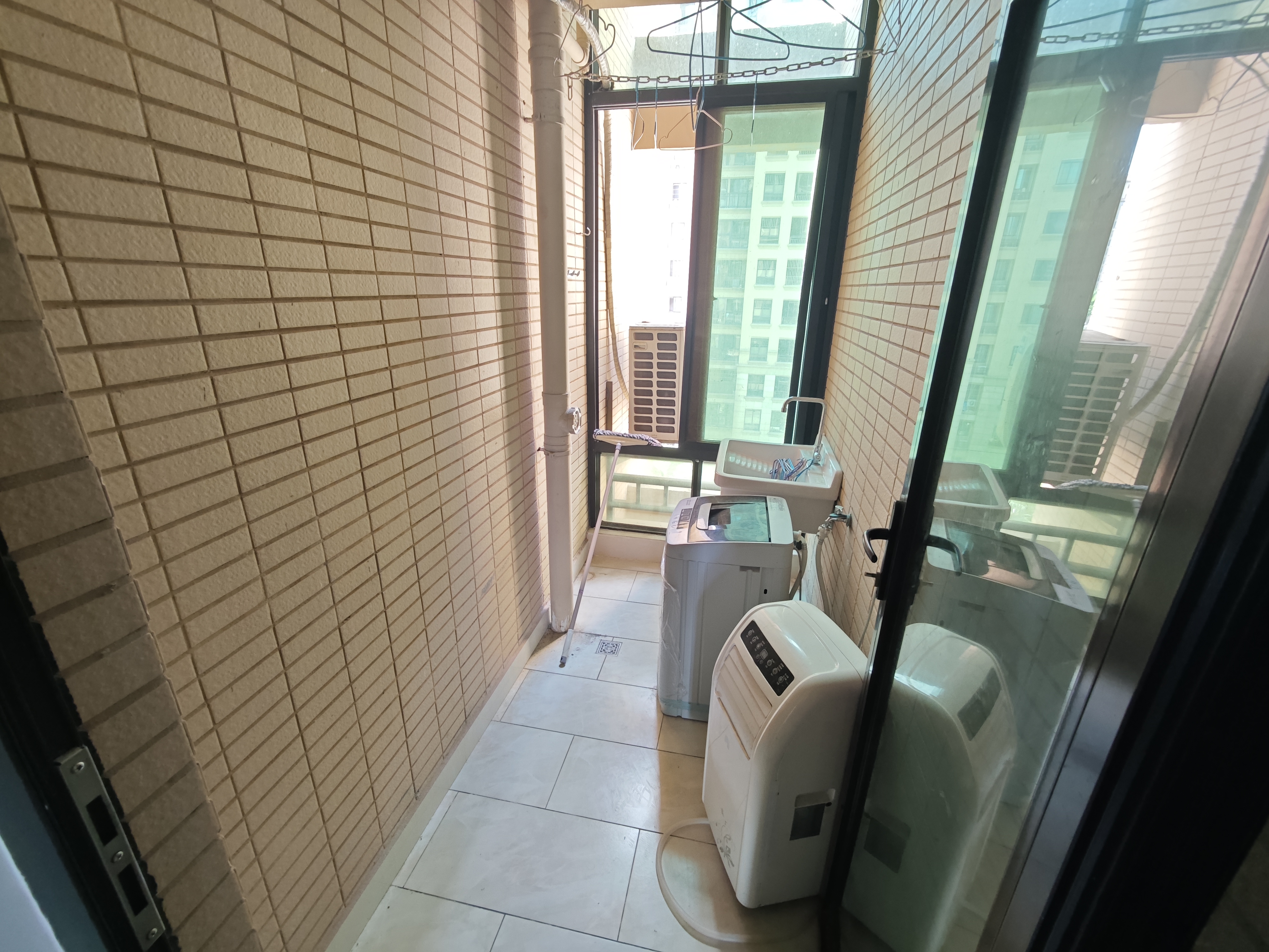 江畔人家  1室1厅1卫   2000.00元/月室内图