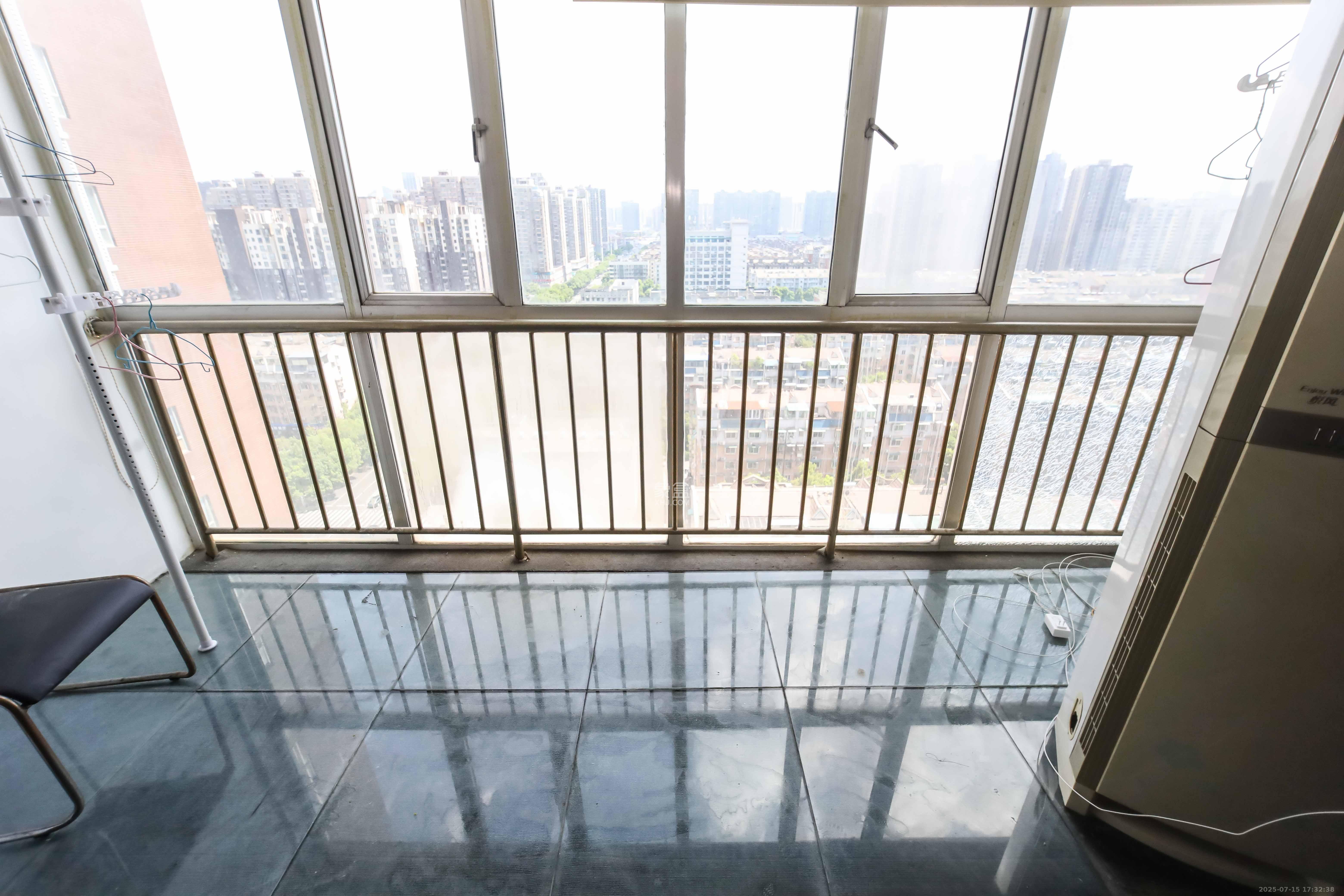 左岸右岸 3室2厅2卫 78.80万 左岸右岸 3室2厅2卫 78.80万阳台