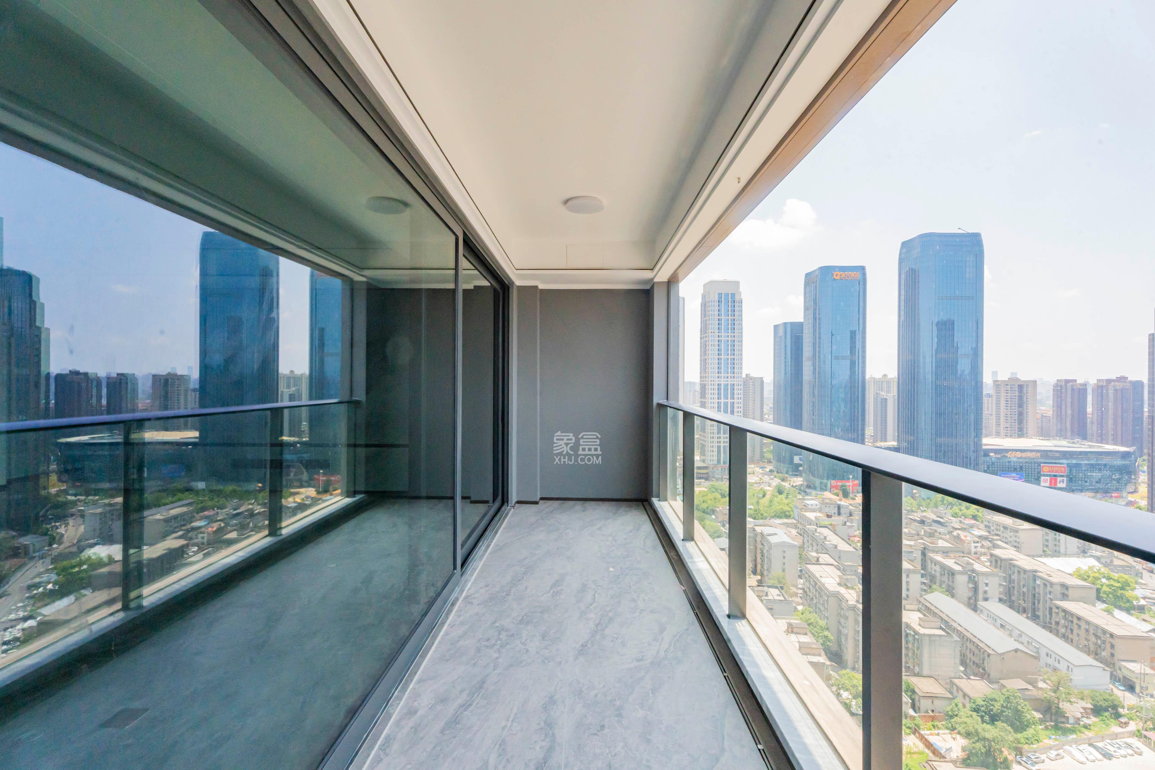 建发养云  4室2厅2卫   500.00万阳台