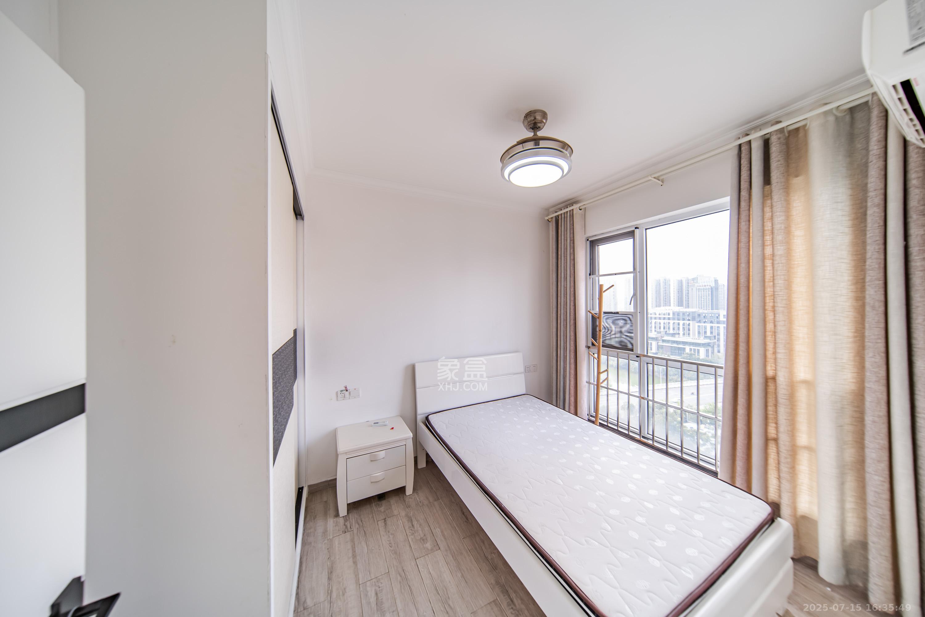 COCO蜜城  3室2厅1卫    75.8万卧室