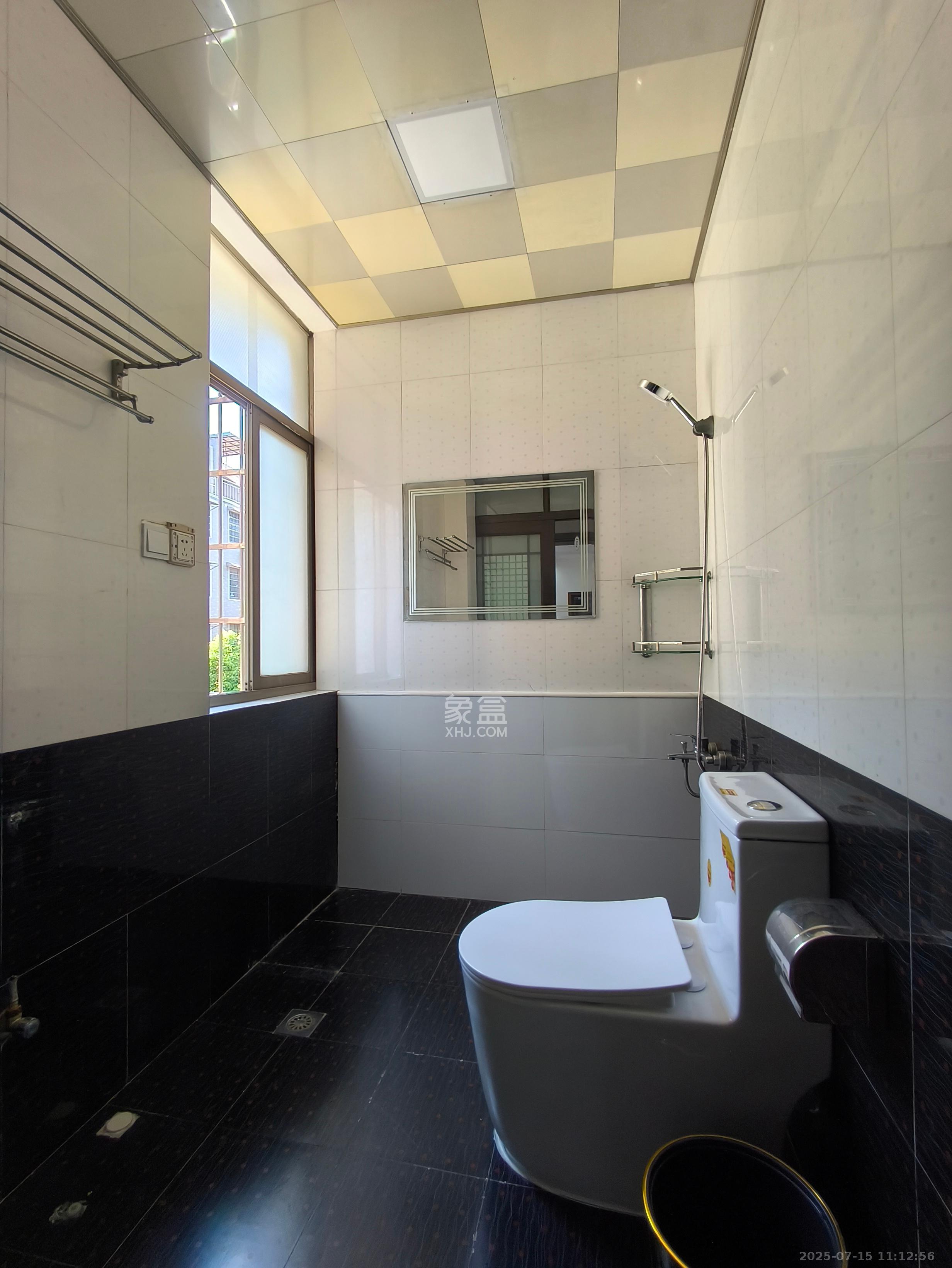 黄鹤小区2片  3室2厅2卫    2100.0元/月 黄鹤小区2片  3室2厅2卫    2100.0元/月室内图