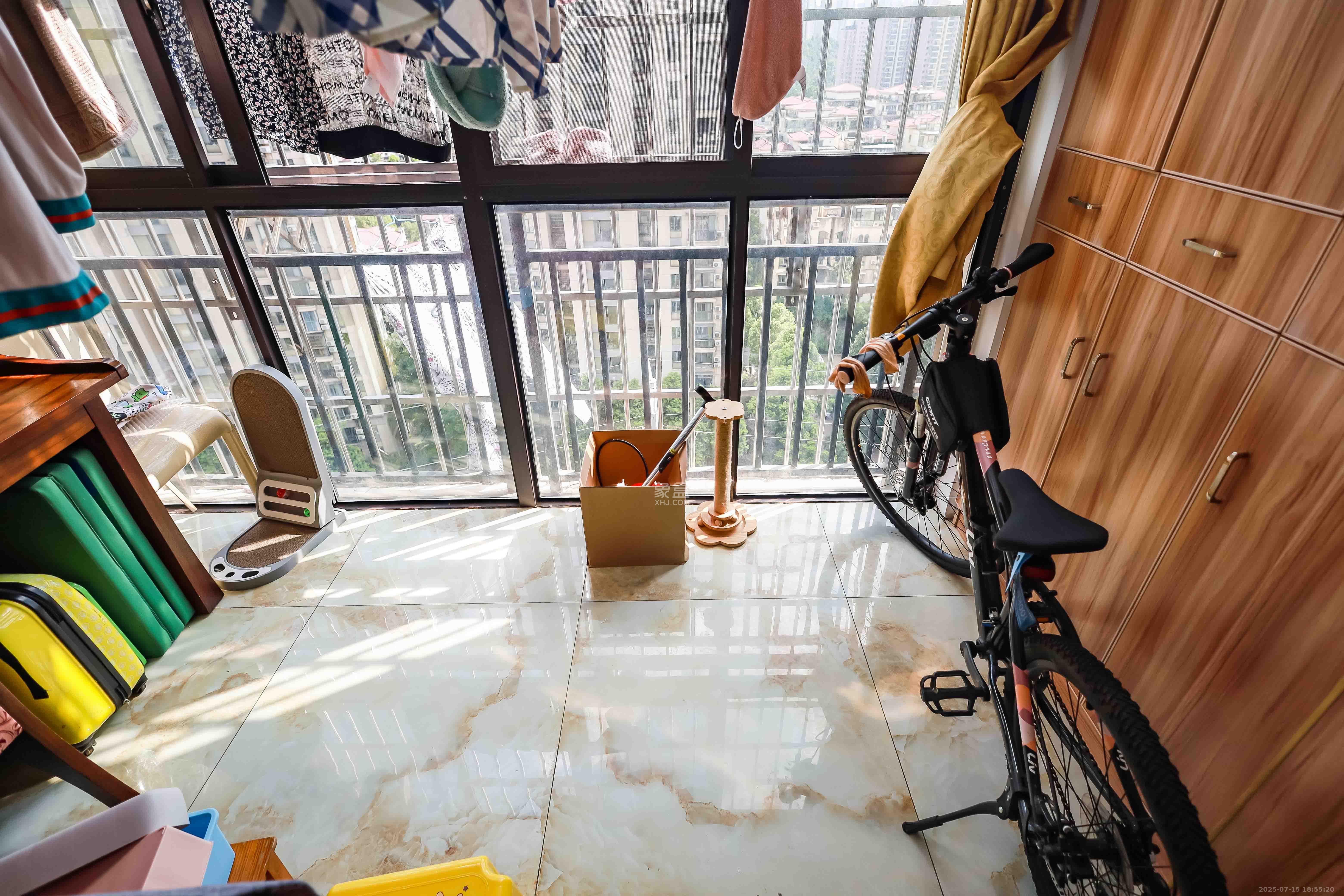 卓越蔚蓝海岸三期  3室2厅1卫    72.8万阳台