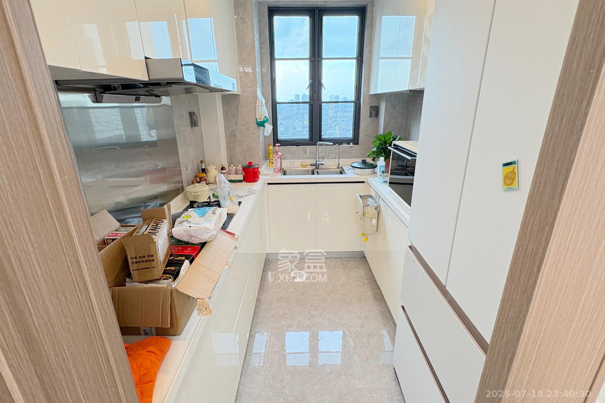 世茂璀璨风华  4室2厅2卫    198.0万厨房