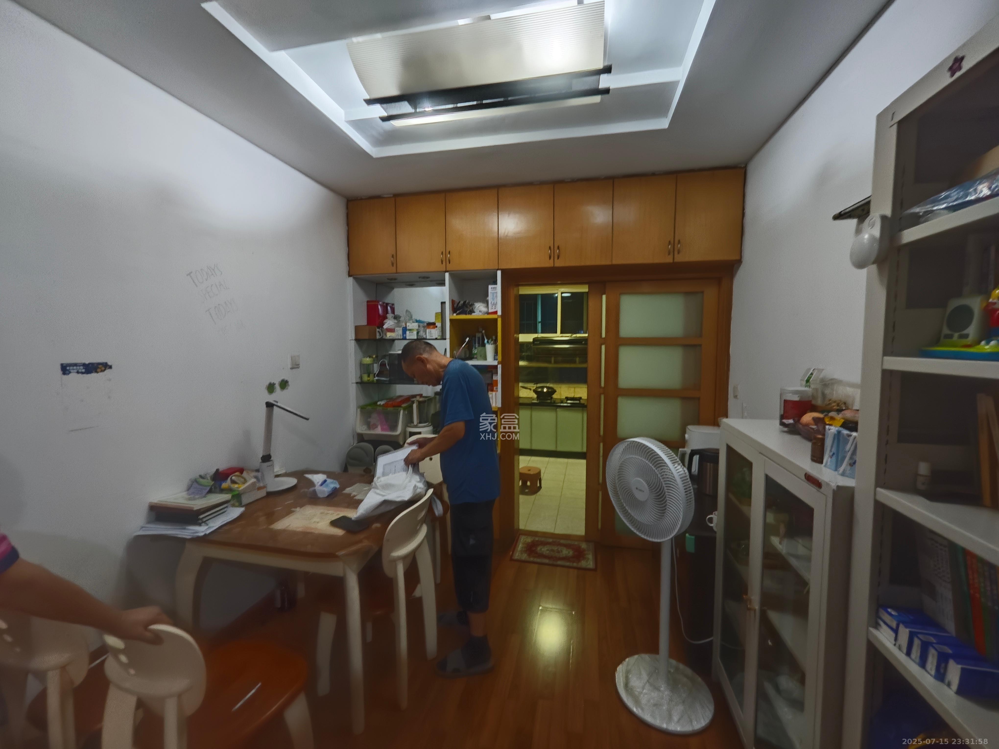 颐美会现代城  1室1厅1卫    1900.0元/月室内图1