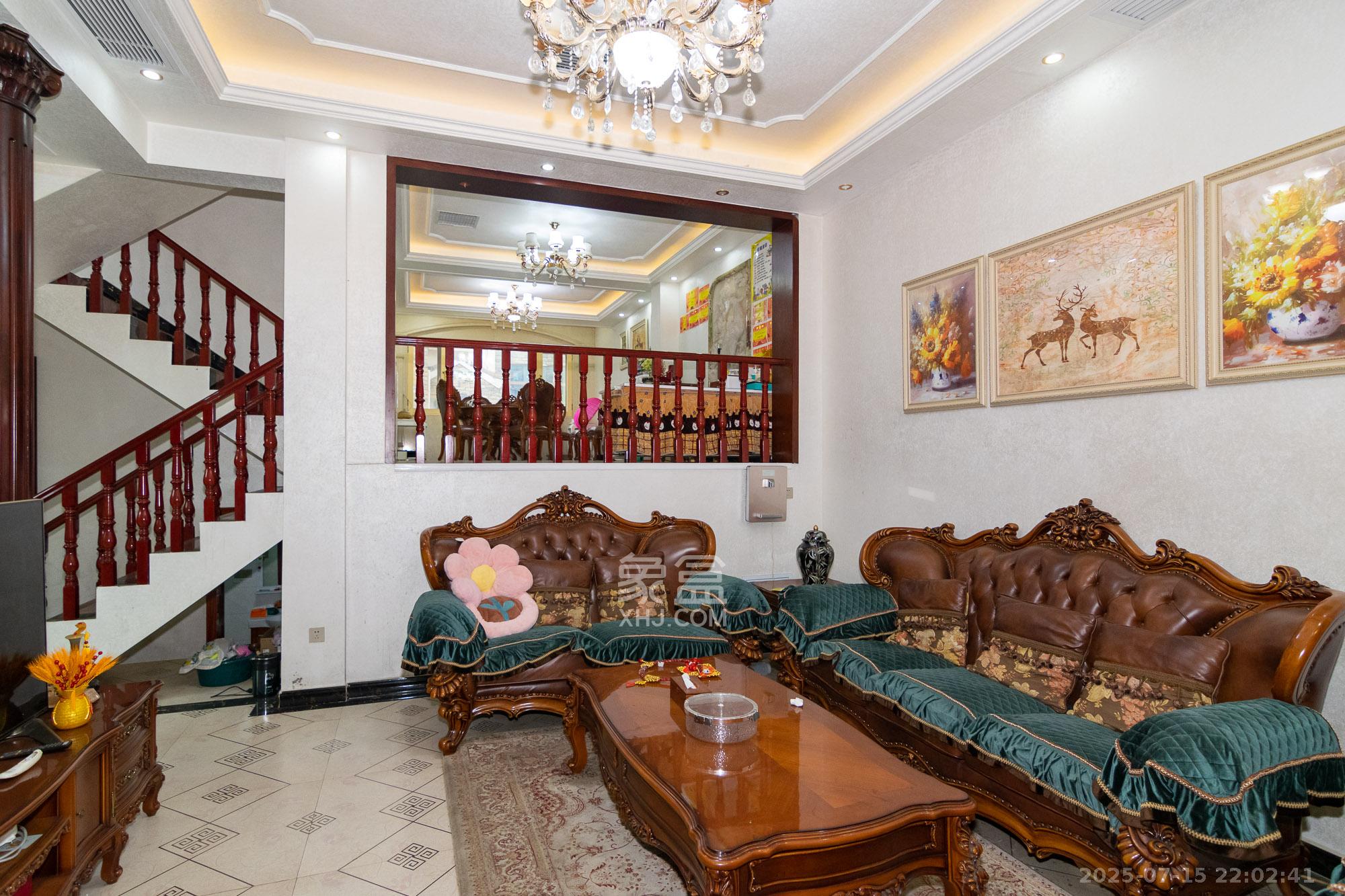 中新森林海 8室2厅3卫 220.0万 中新森林海 8室2厅3卫 220.0万客厅