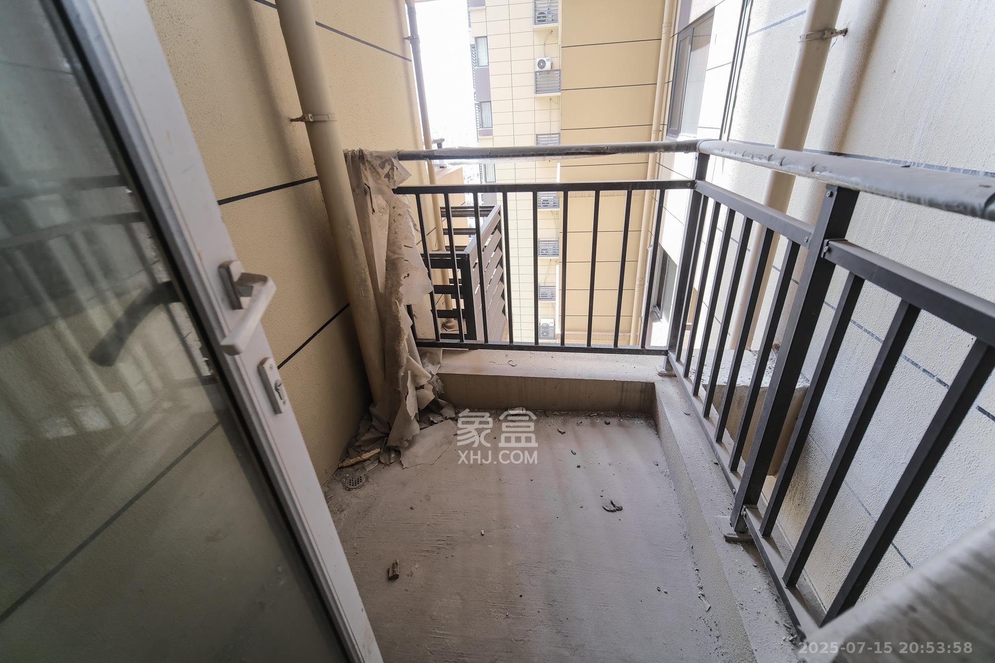 保利香槟国际  3室2厅2卫    74.0万 保利香槟国际  3室2厅2卫    74.0万阳台