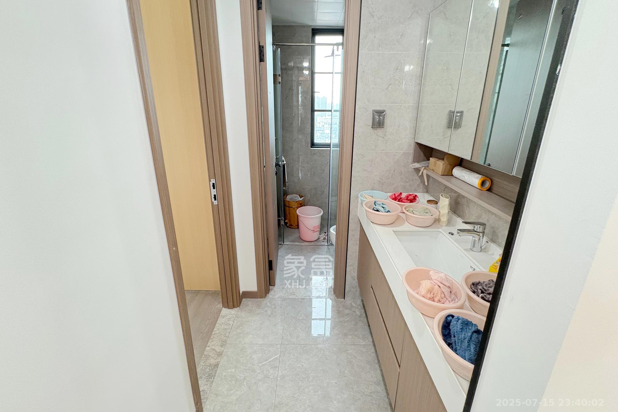 世茂璀璨风华  4室2厅2卫    198.0万卫生间