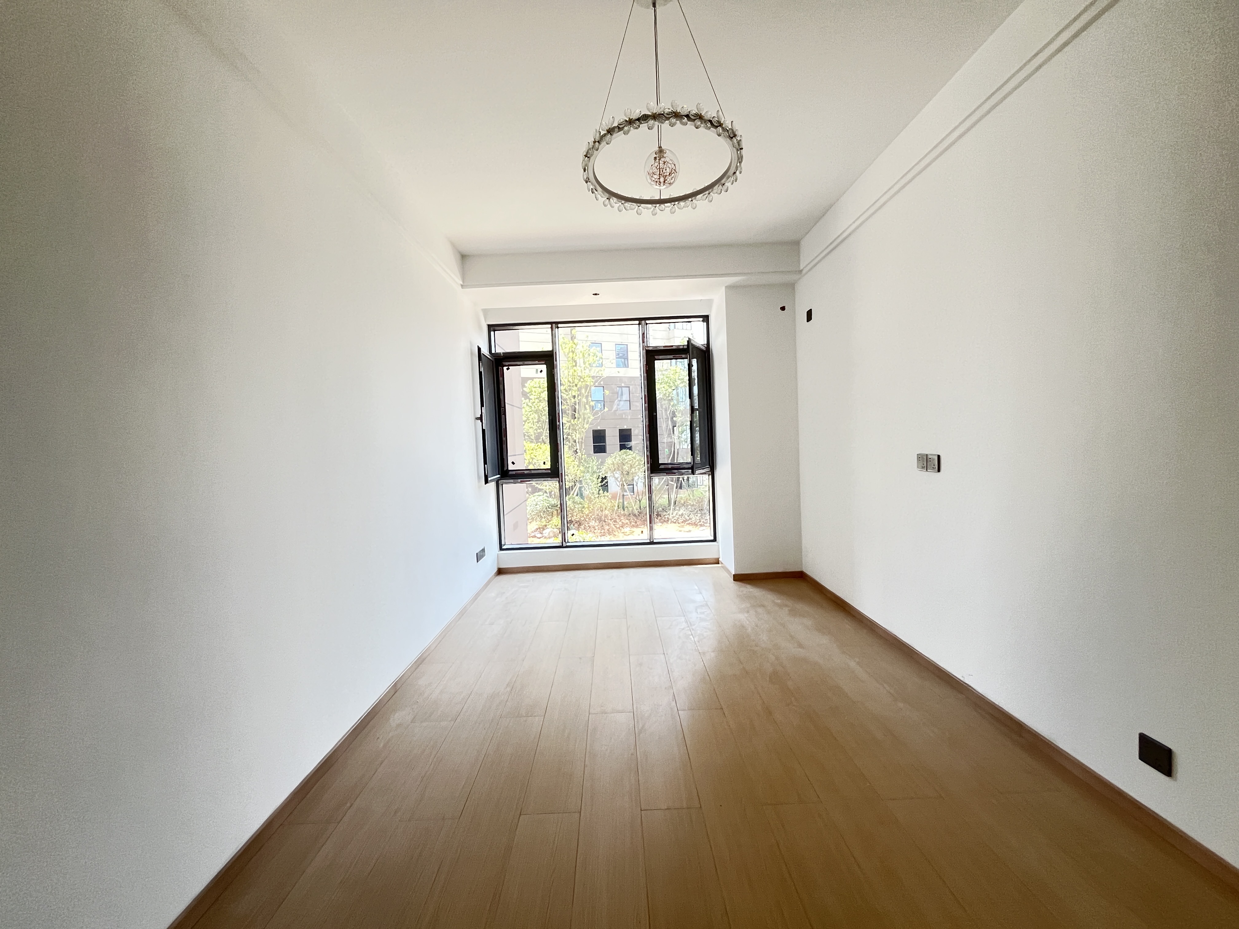 唯独逸臣公园 4室2厅2卫 72.0万 唯独逸臣公园 4室2厅2卫 72.0万客厅