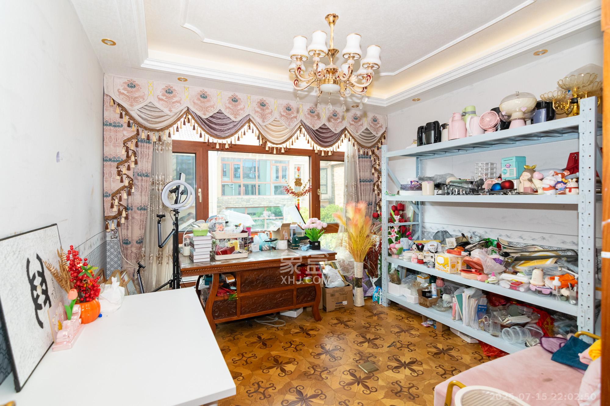 中新森林海  8室2厅3卫    220.0万卧室