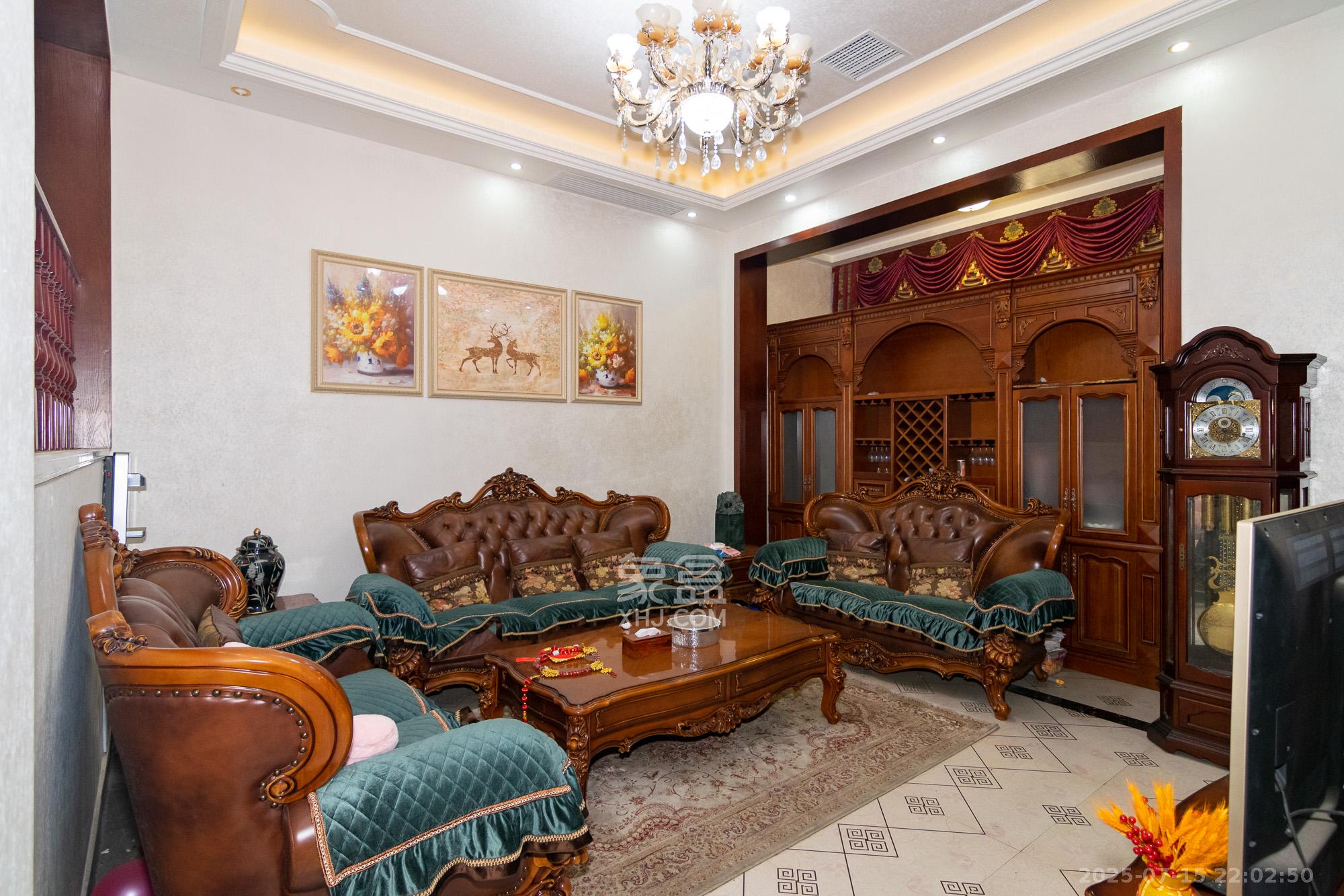 中新森林海  8室2厅3卫    220.0万客厅