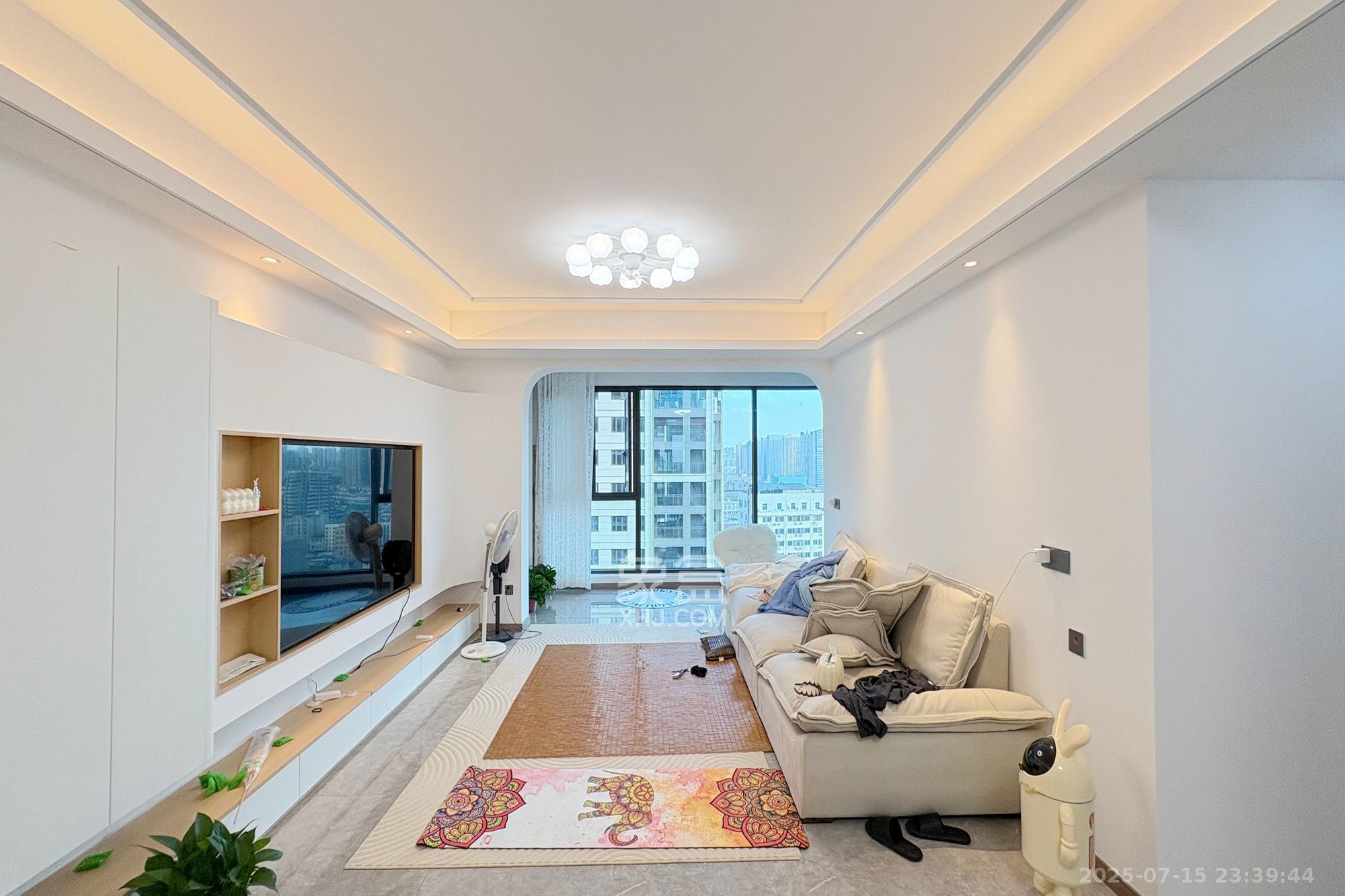 世茂璀璨风华  4室2厅2卫    198.0万 世茂璀璨风华  4室2厅2卫    198.0万客厅