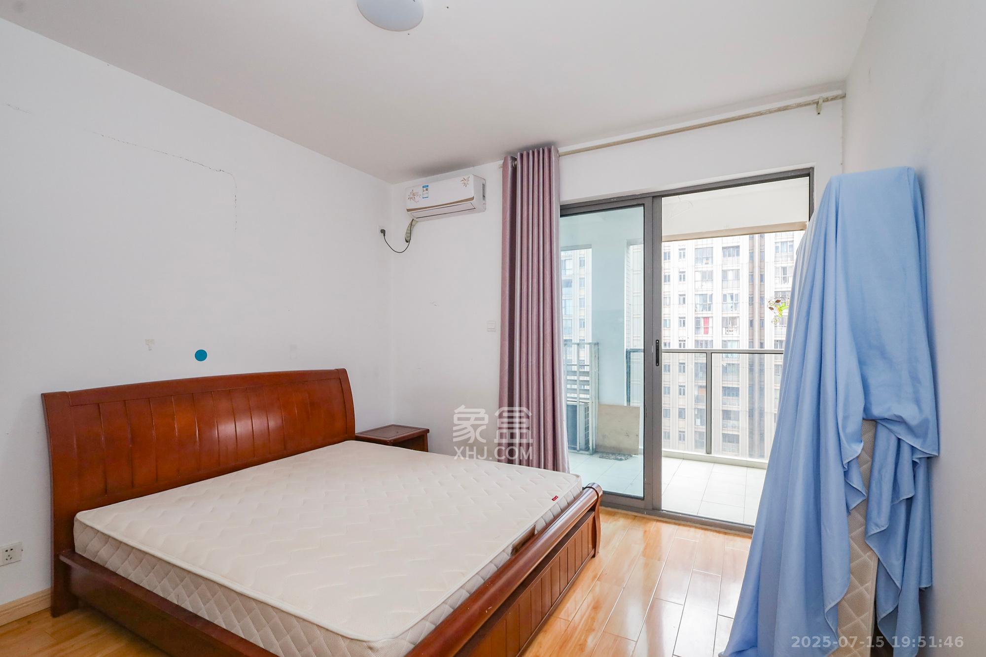 八方小区C区 3室2厅2卫 350.0万 八方小区C区 3室2厅2卫 350.0万卧室