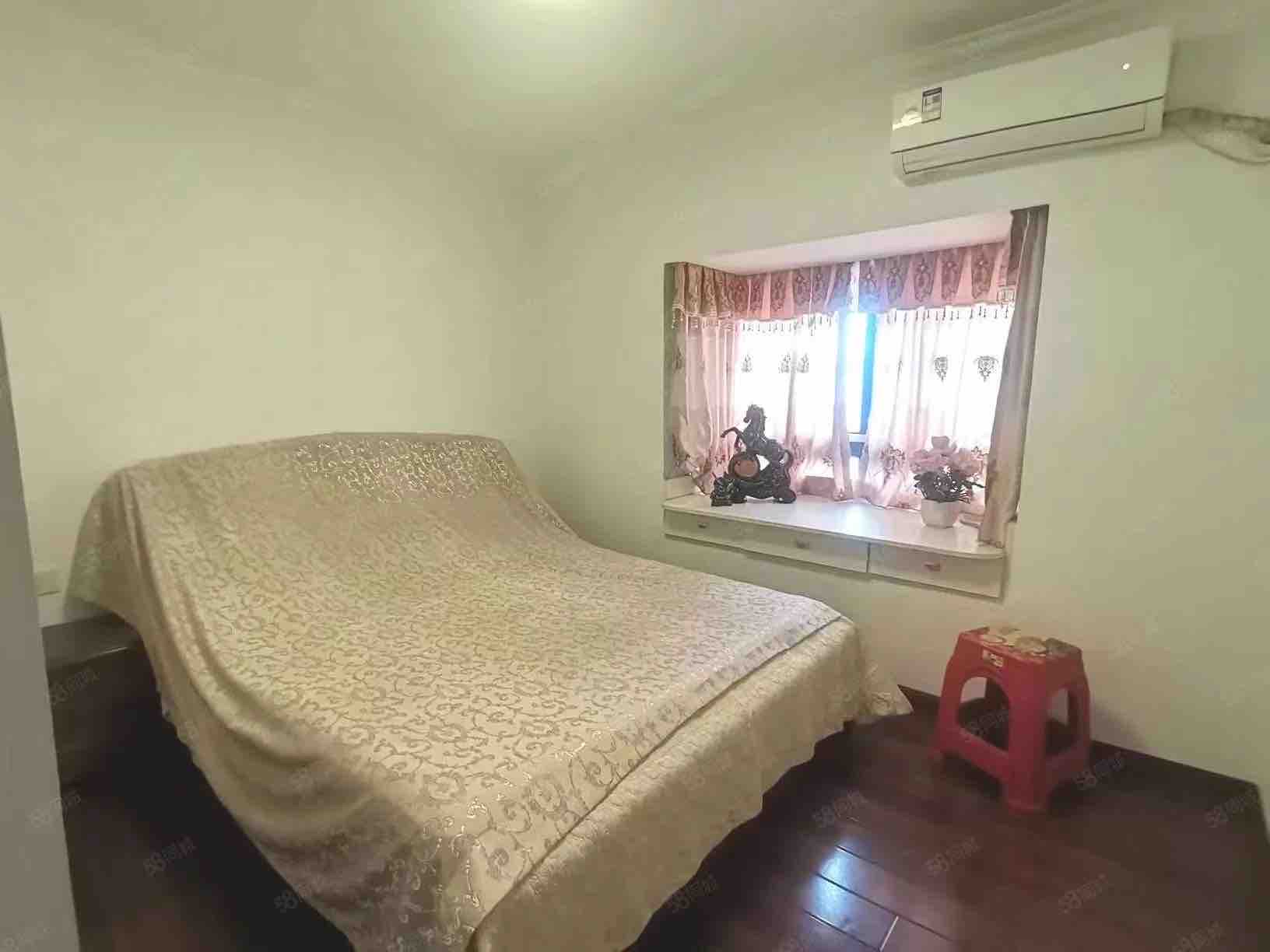 中元湘江翰林  4室2厅2卫   86.00万客厅