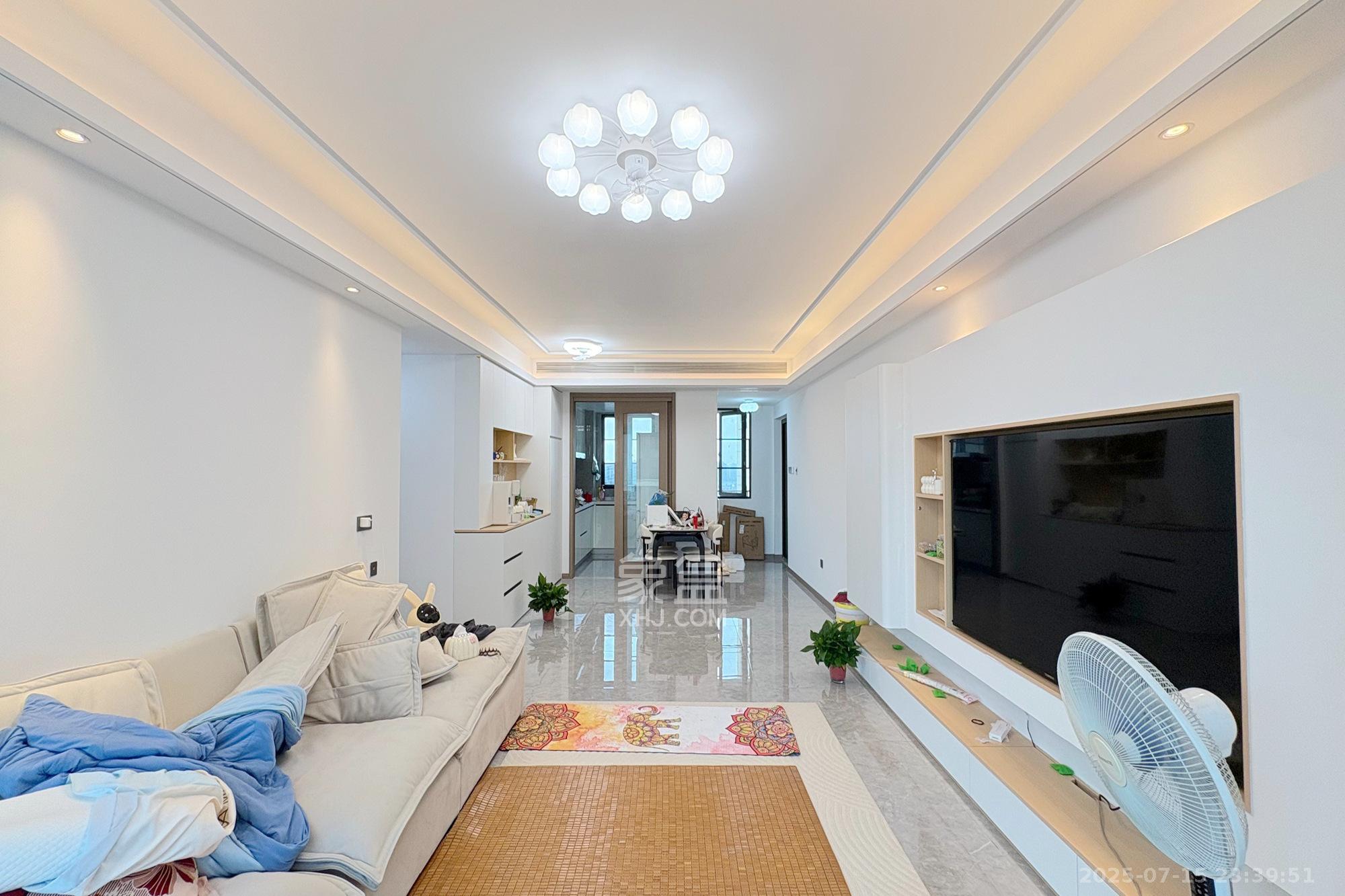 世茂璀璨风华  4室2厅2卫    198.0万客厅