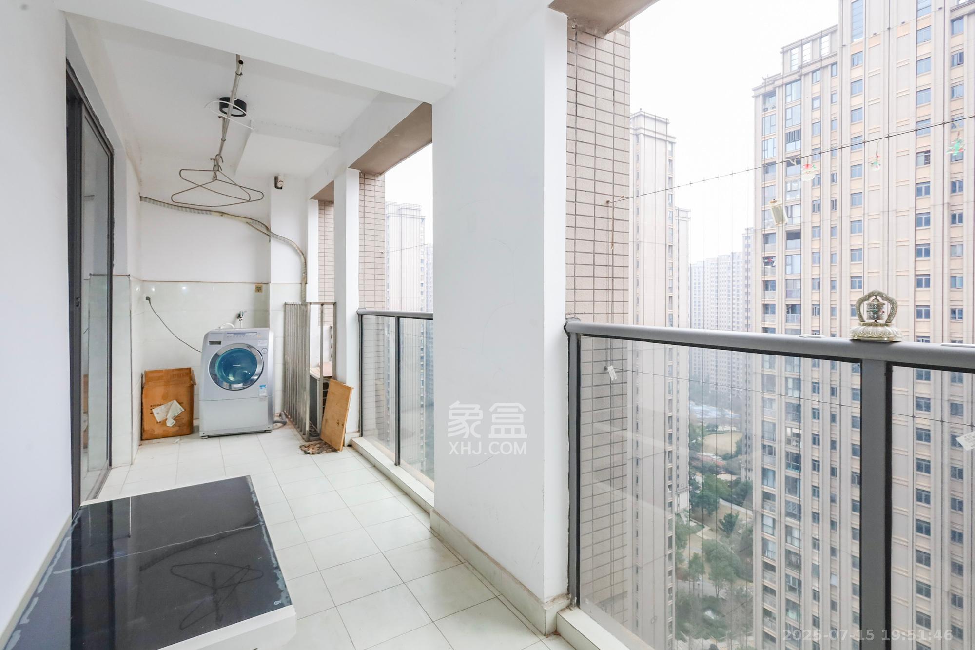 八方小区C区  3室2厅2卫    350.0万阳台