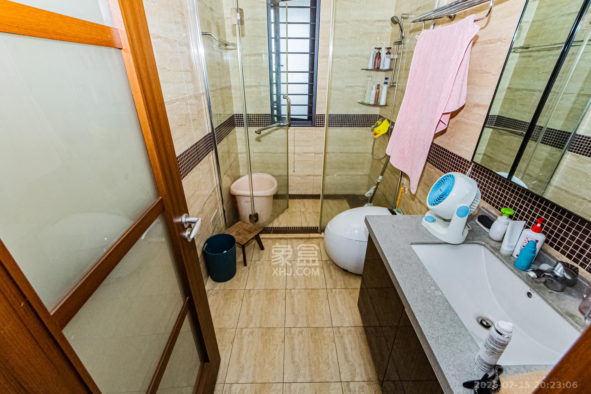 万科城  4室2厅2卫   126.00万卫生间